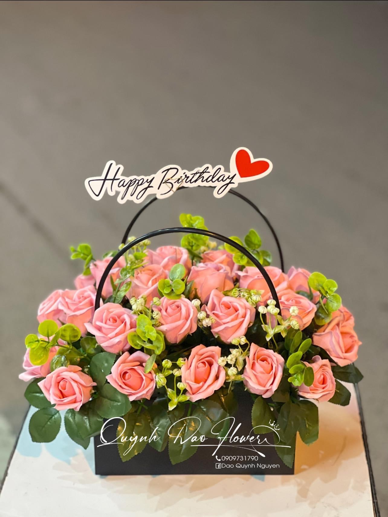 Giỏ hoa sáp để bàn tone hồng 