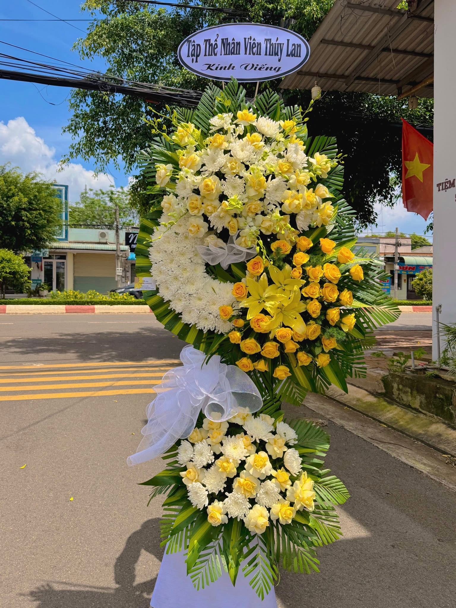 Hoa viếng 3 tầng Sài Gòn 