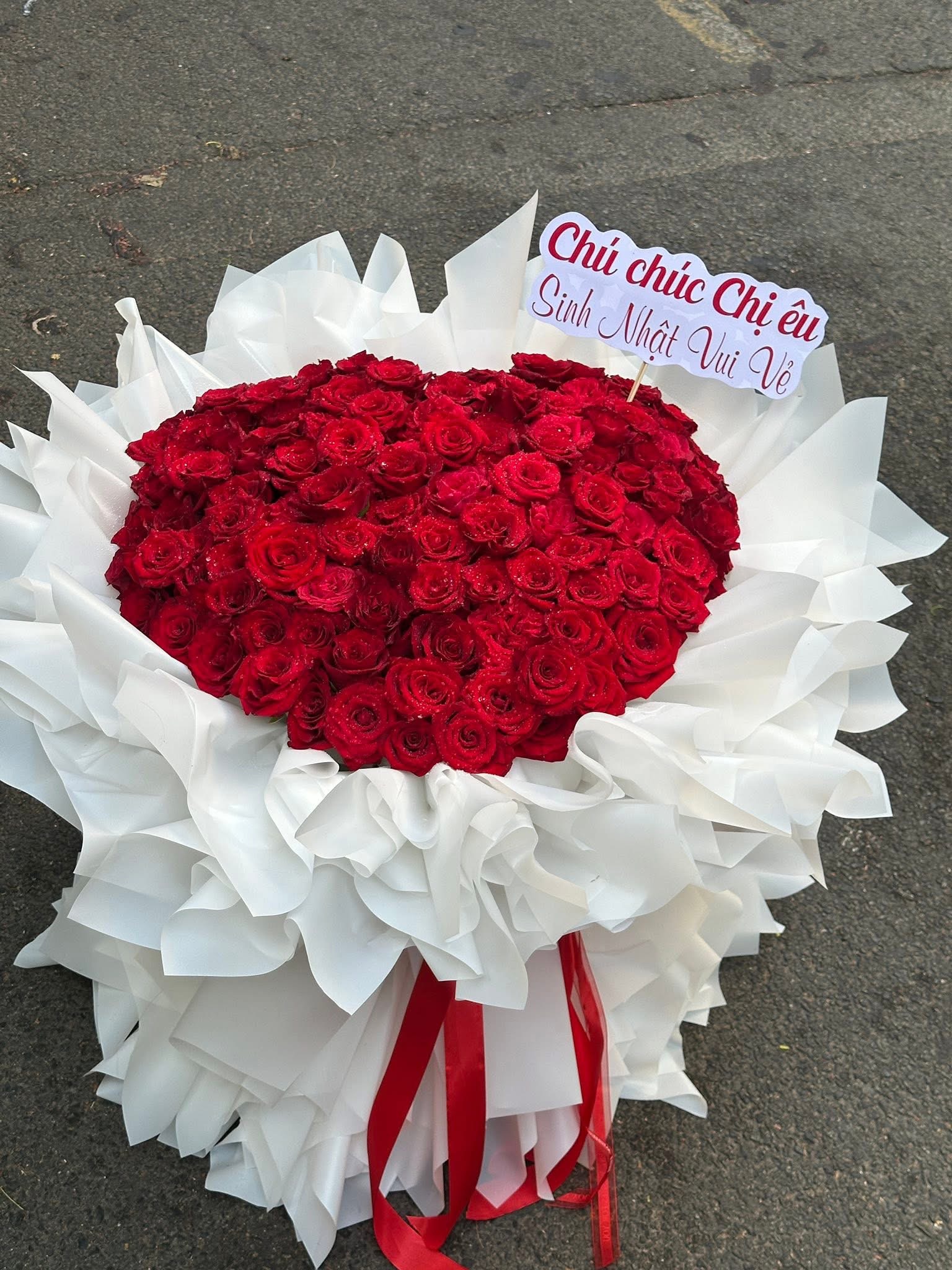 Bó hoa trái tim đỏ tươi