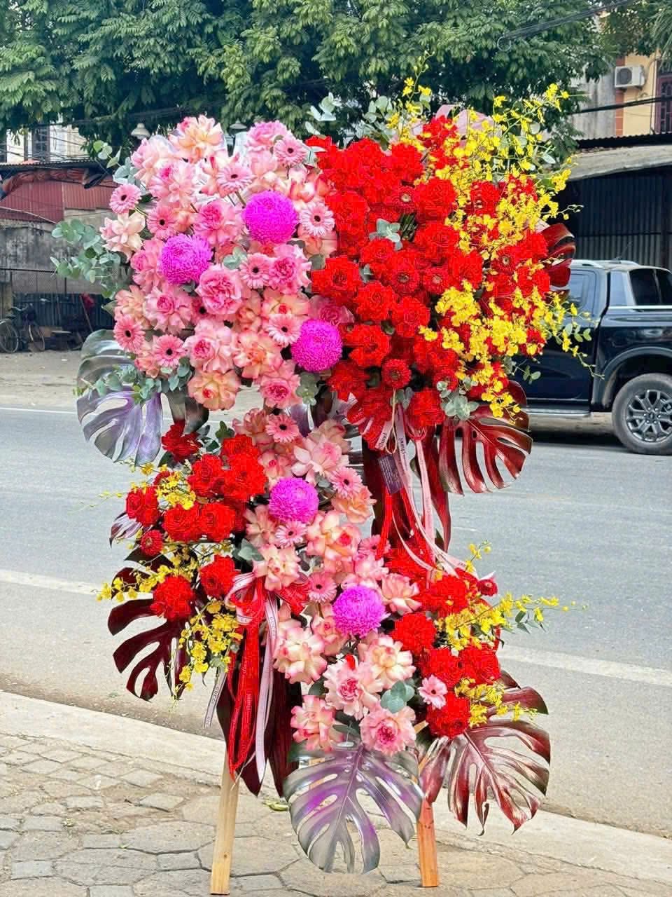 Kệ chúc mừng to rực rỡ 