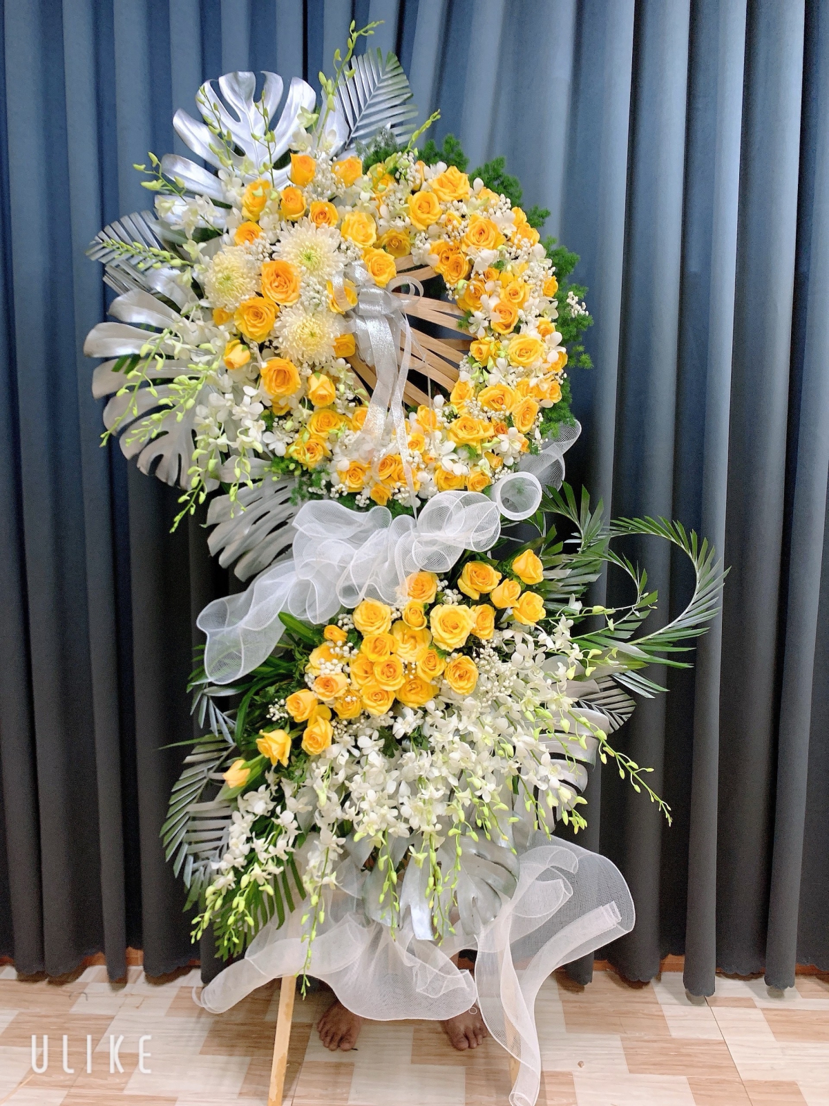 Kệ viếng màu vàng 