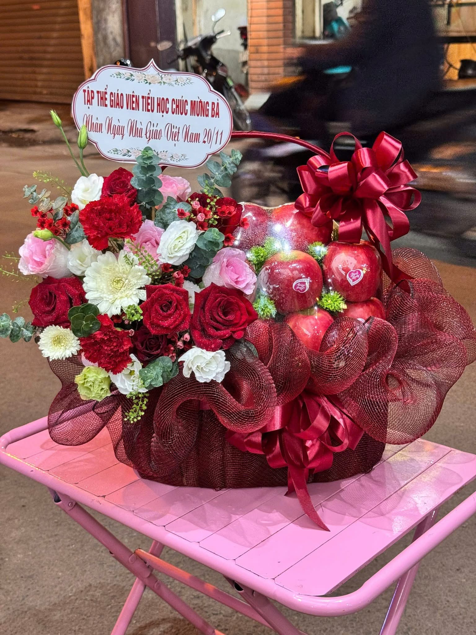 Giỏ trái cây màu đỏ đô