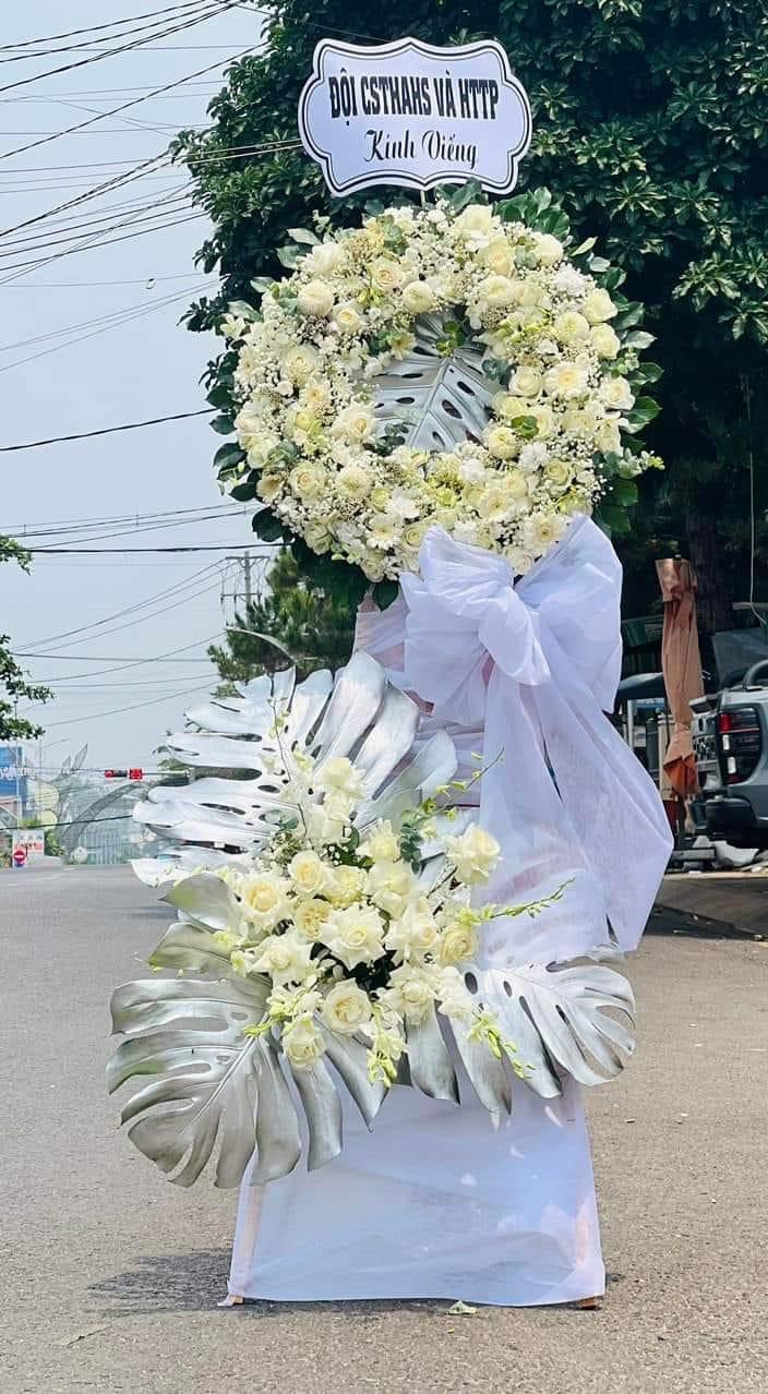 Kệ viếng tone trắng sang trọng 