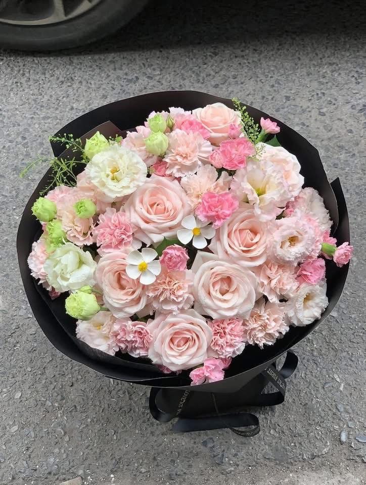 Bó hoa hồng mix giấy đen bình dương 