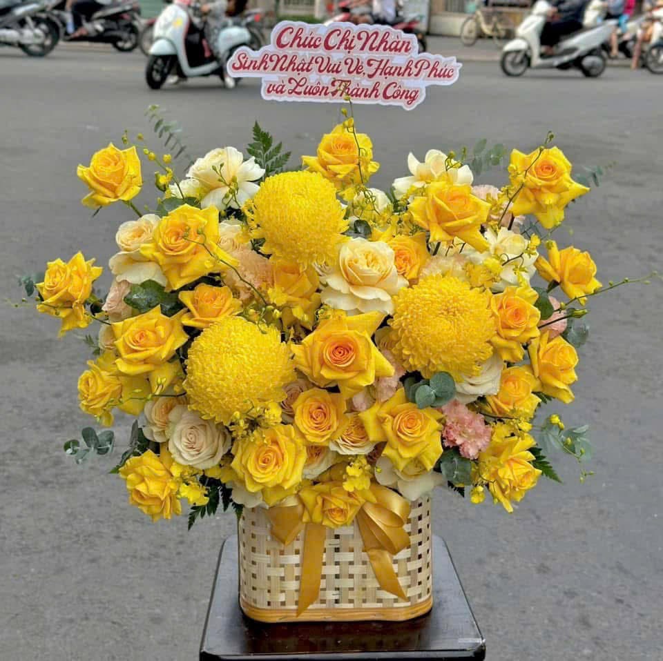 Giỏ hoa chúc mừng màu vàng mix cúc mẫu đơn 