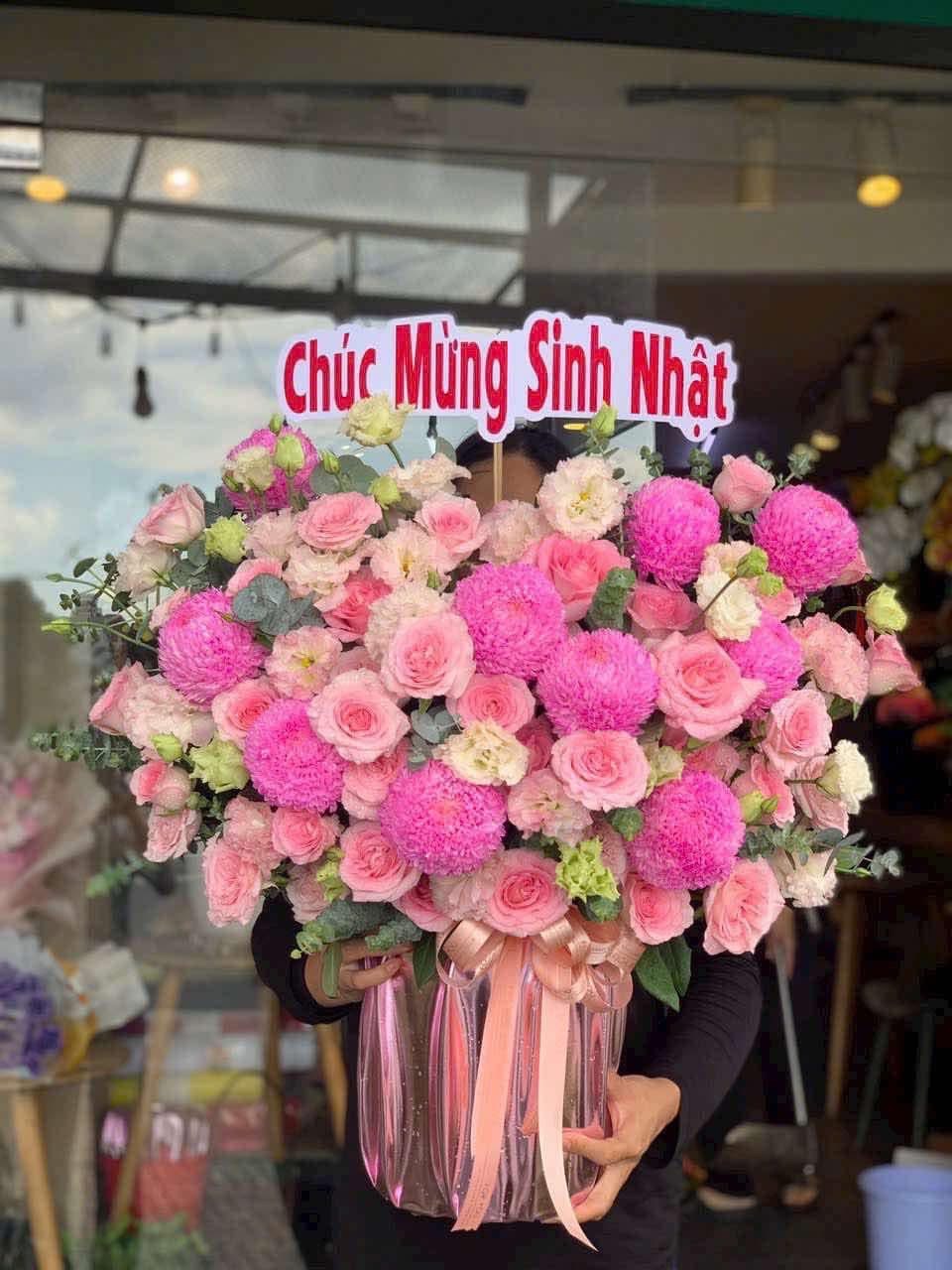 Giỏ hoa chúc mừng màu hồng mix cúc mẫu đơn