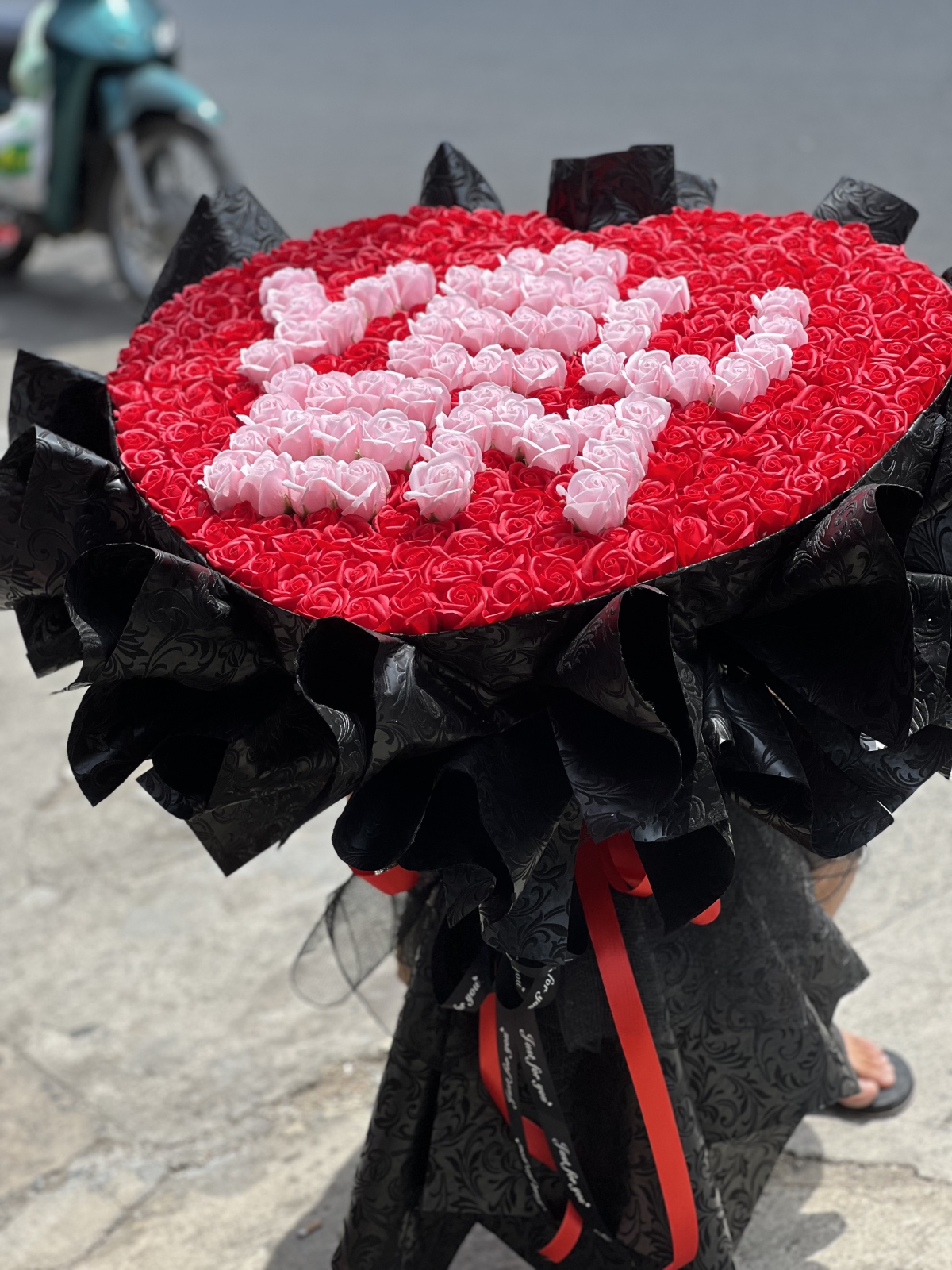 Bó hoa trái tim chữ yêu em 300 bông