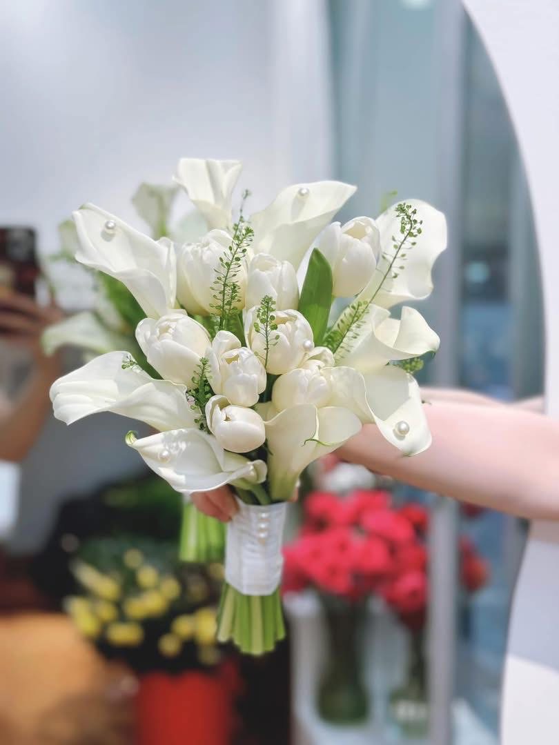 Bó hoa tulip mix hoa rum trắng 