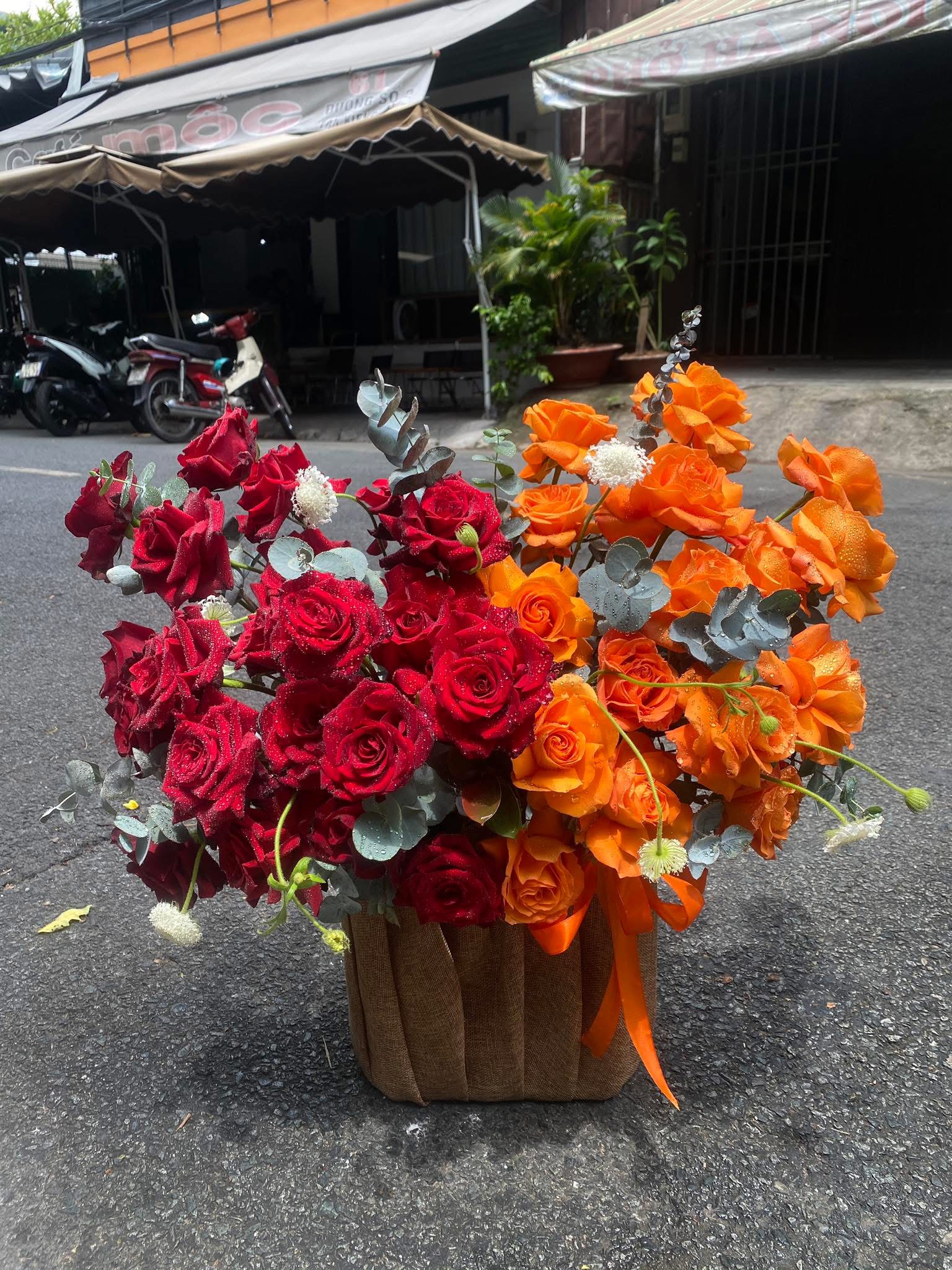 Giỏ hoa cam đỏ Bình chuẩn 