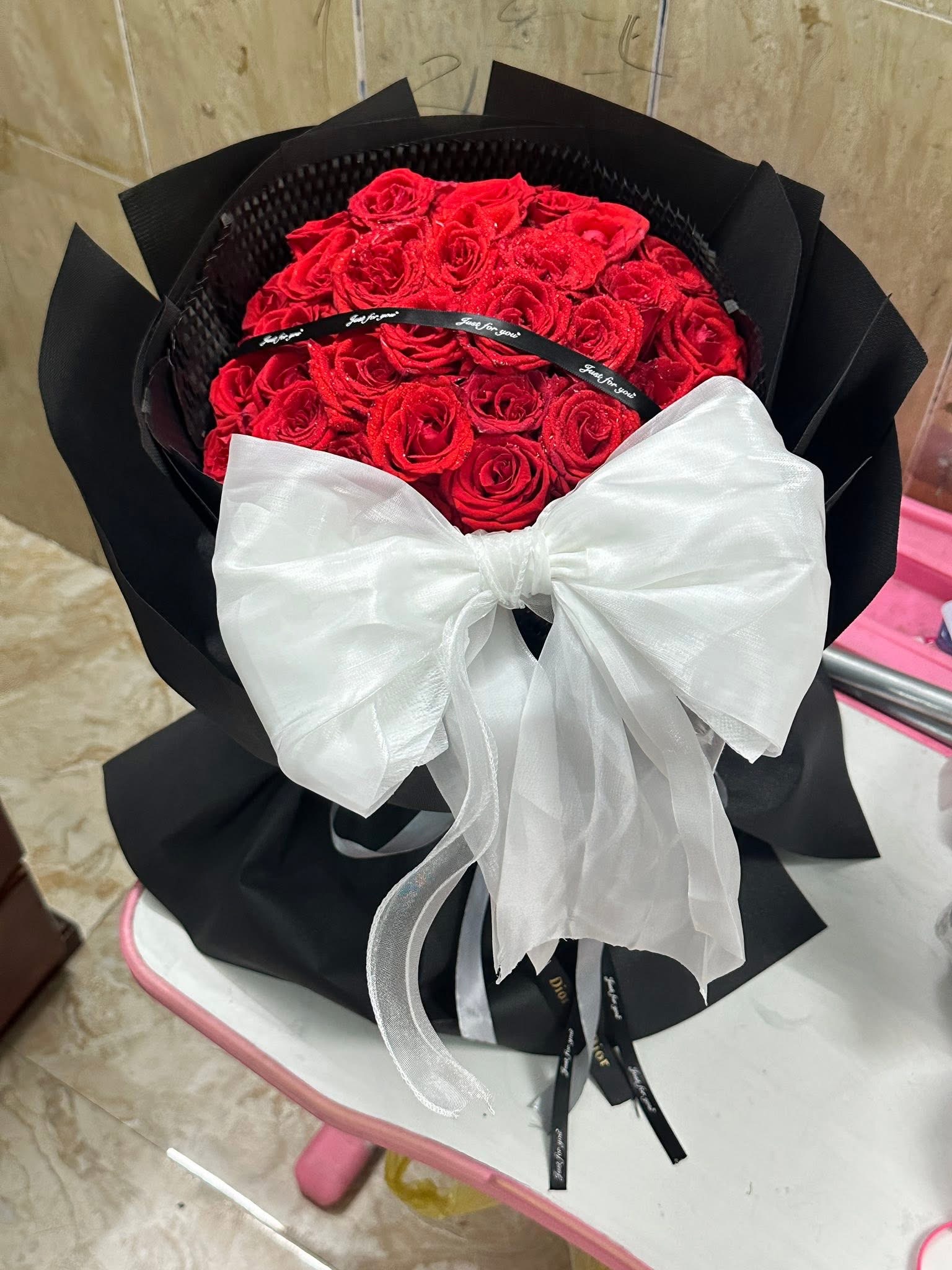 Bó hoa đỏ kèm nơ