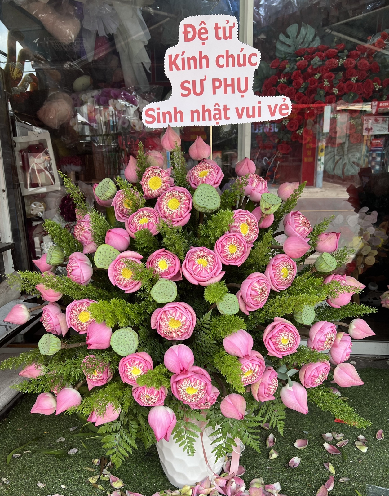 Bình hoa sen dâng phật