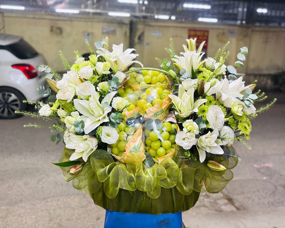 Giỏ nho xanh mix hoa ly 