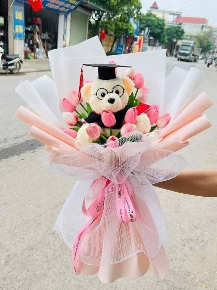 Bó hoa tulip tốt nghiệp kèm gấu 