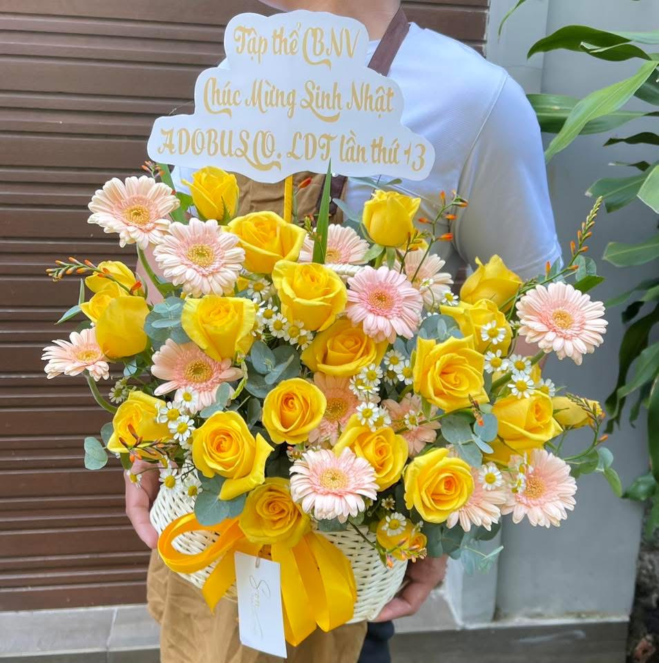 Giỏ hoa khai trương màu vàng mix hoa đồng tiền 