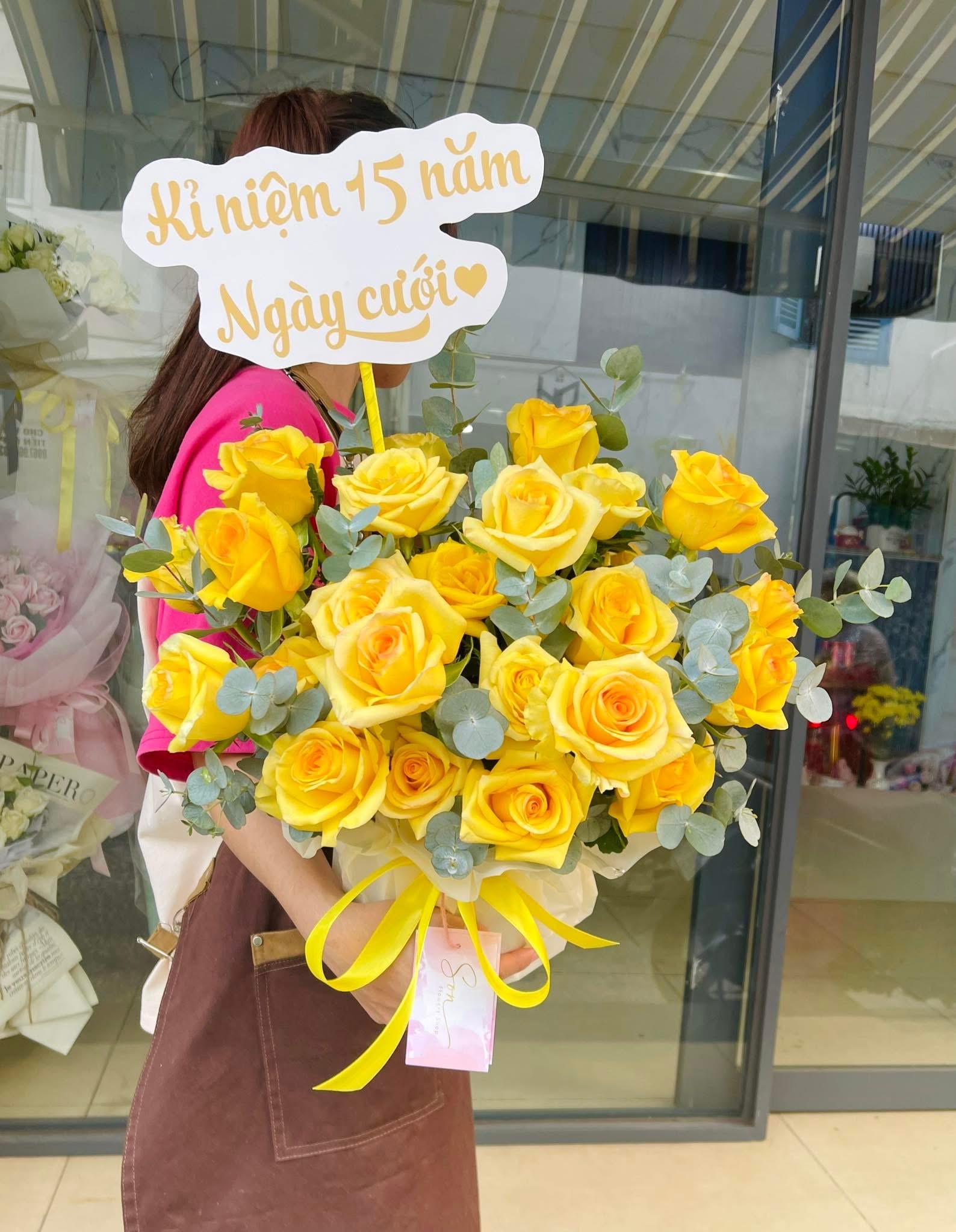 Giỏ hoa hồng màu vàng 
