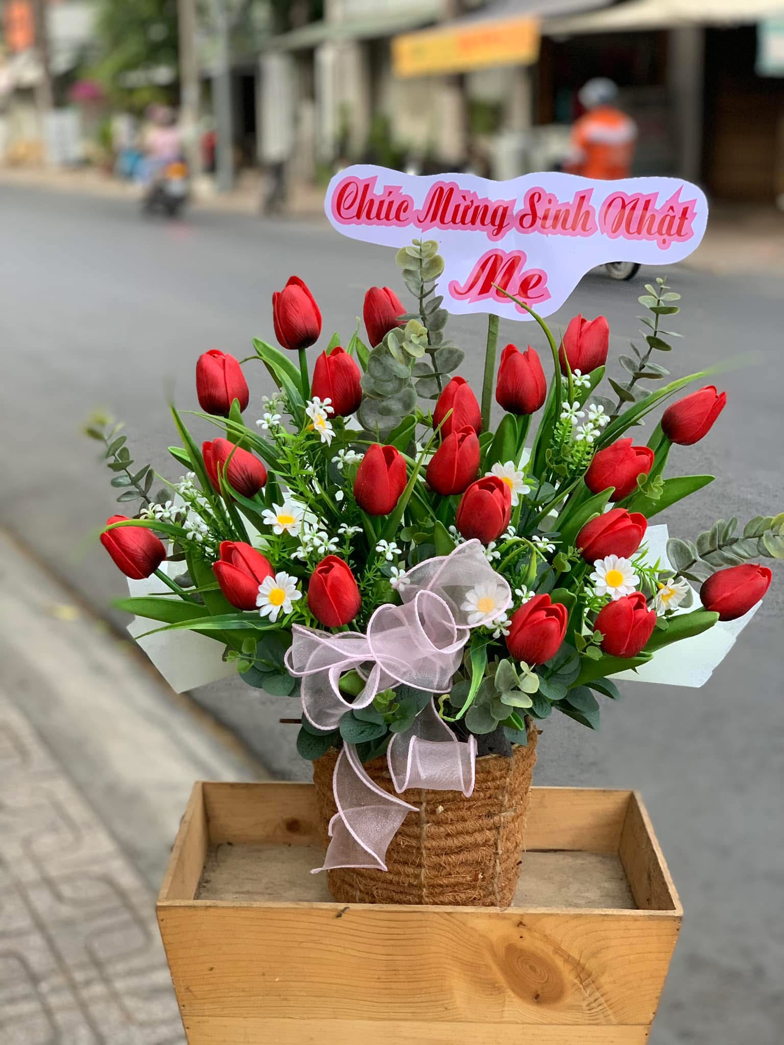 Giỏ hoa tulip cao su non tặng mẹ