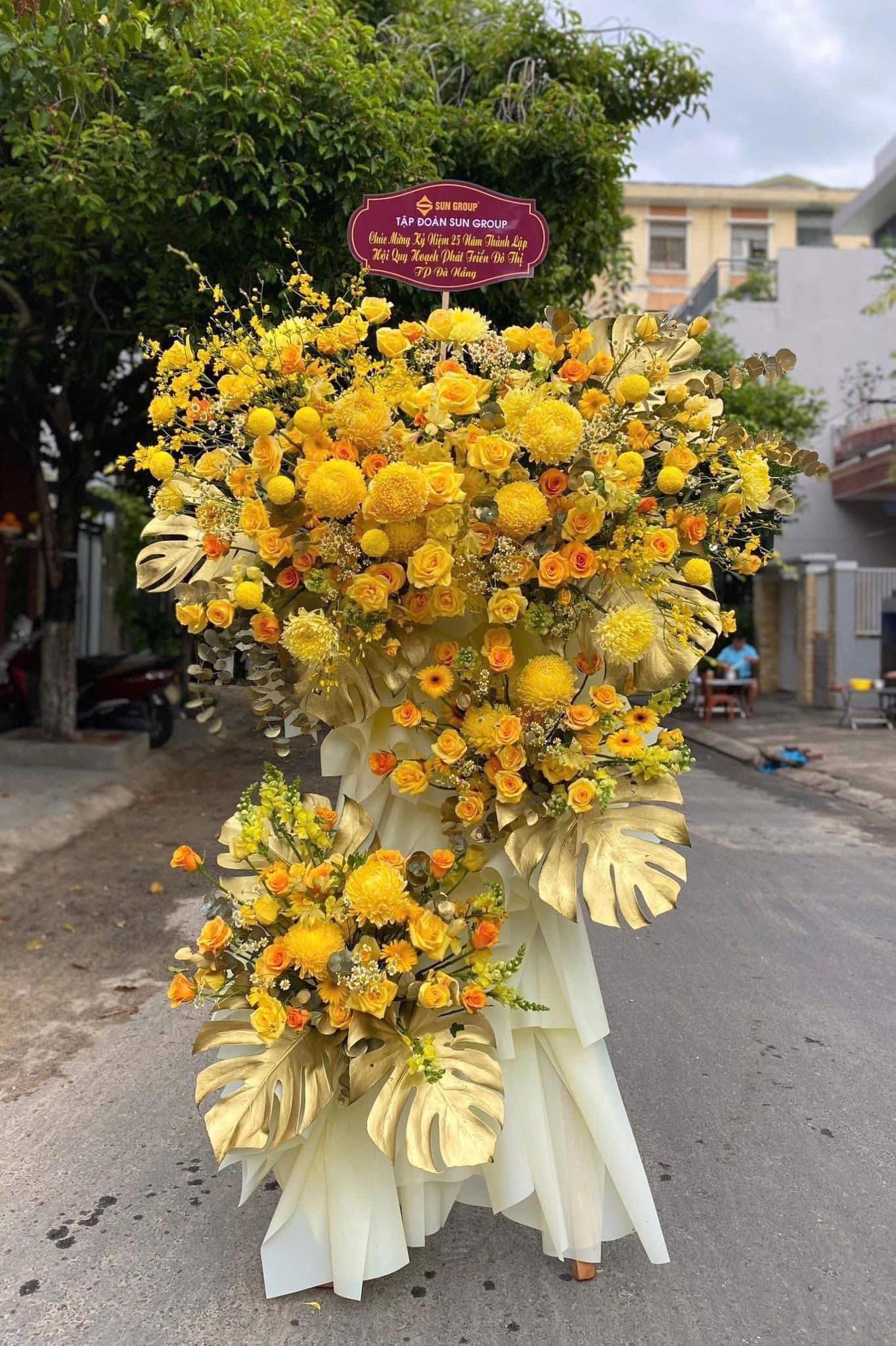 Kệ khai trương màu vàng to đẹp tặng đối tác 