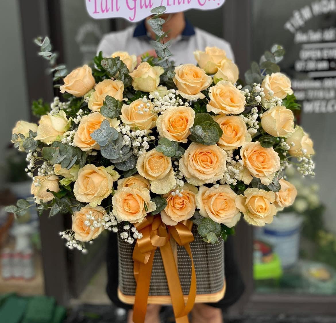 Giỏ hoa khai trương tone vàng nhẹ nhàng