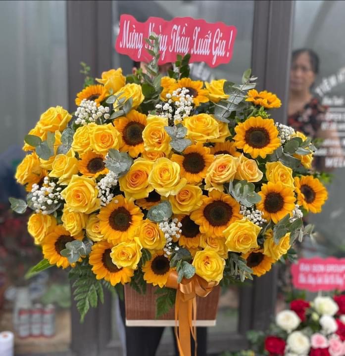 Giỏ hoa khai trương tone vàng, hướng dương phôi hoa hồng vàng 