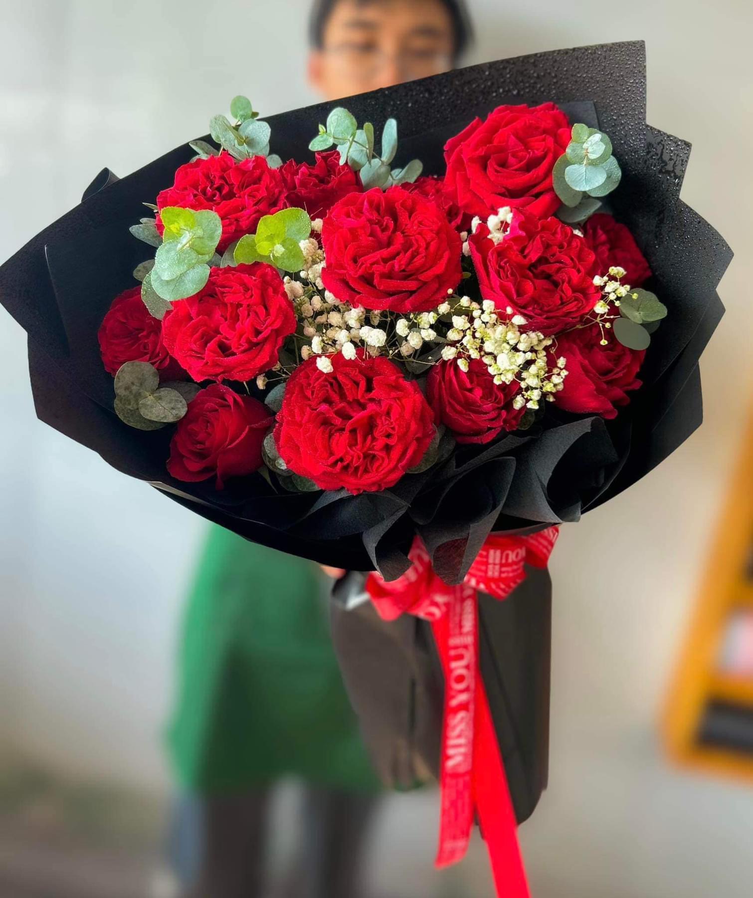 Bó hoa Hồng đỏ đơn giản phối giấy đen sang trọng 
