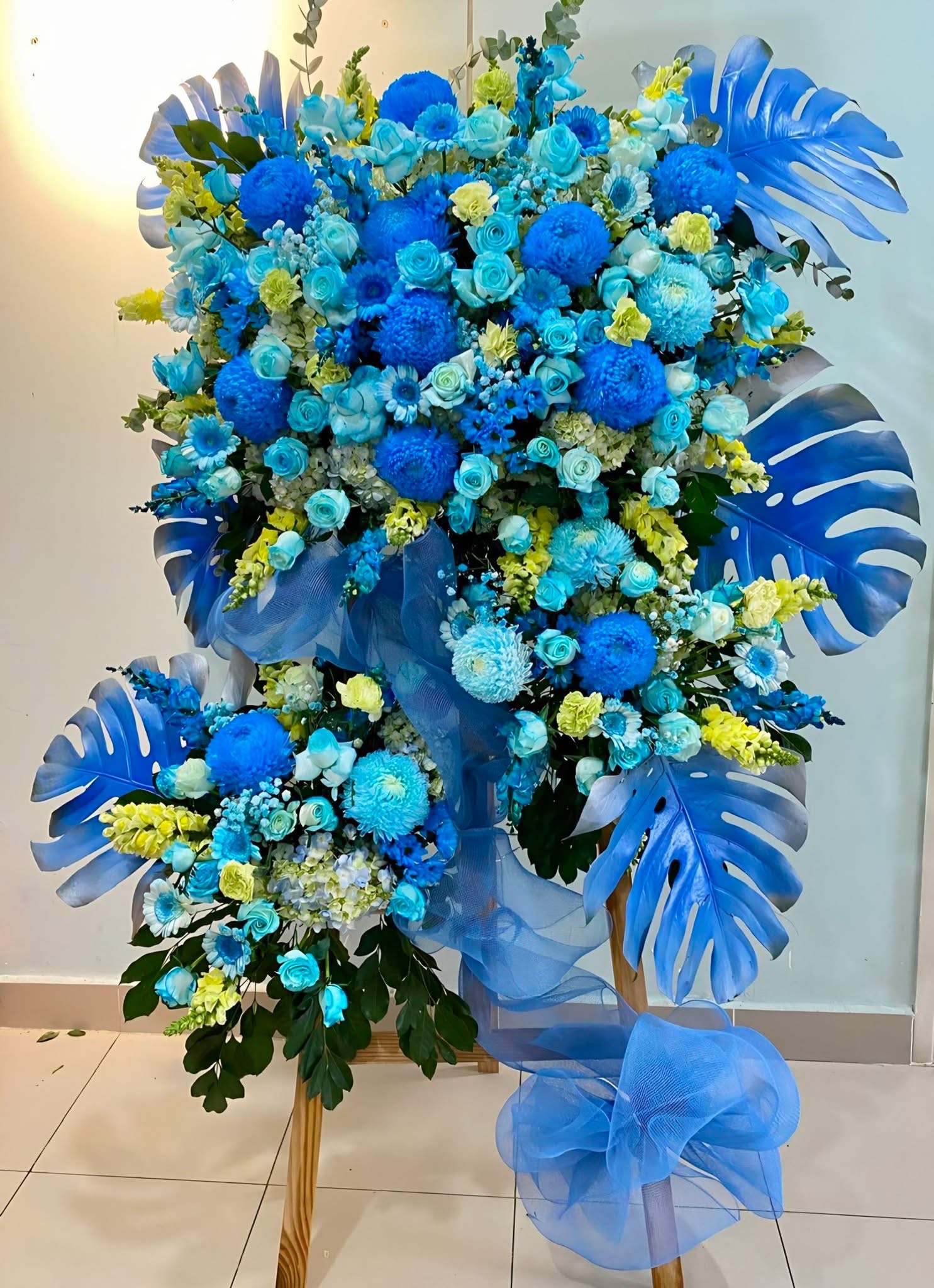 Kệ khai trương tone xanh dương hiện đại 
