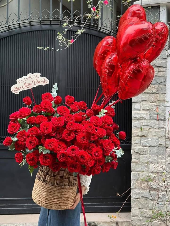 Giỏ hoa hồng đỏ kèm bóng trái tim 