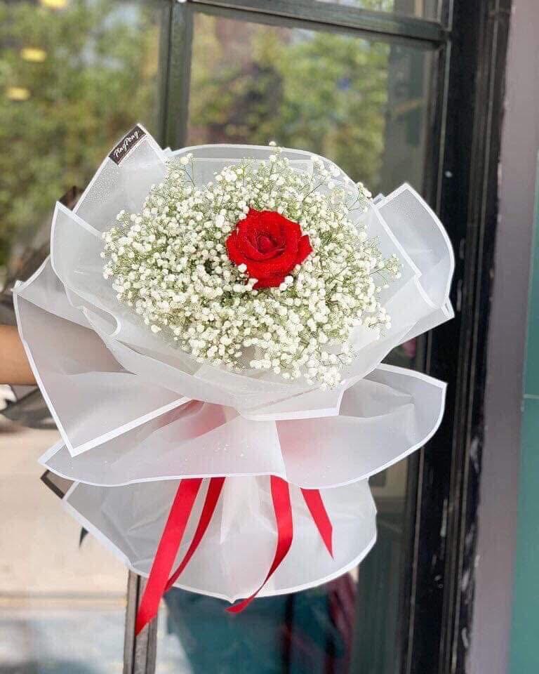 Bó hoa bi trắng kèm hoa hồng 