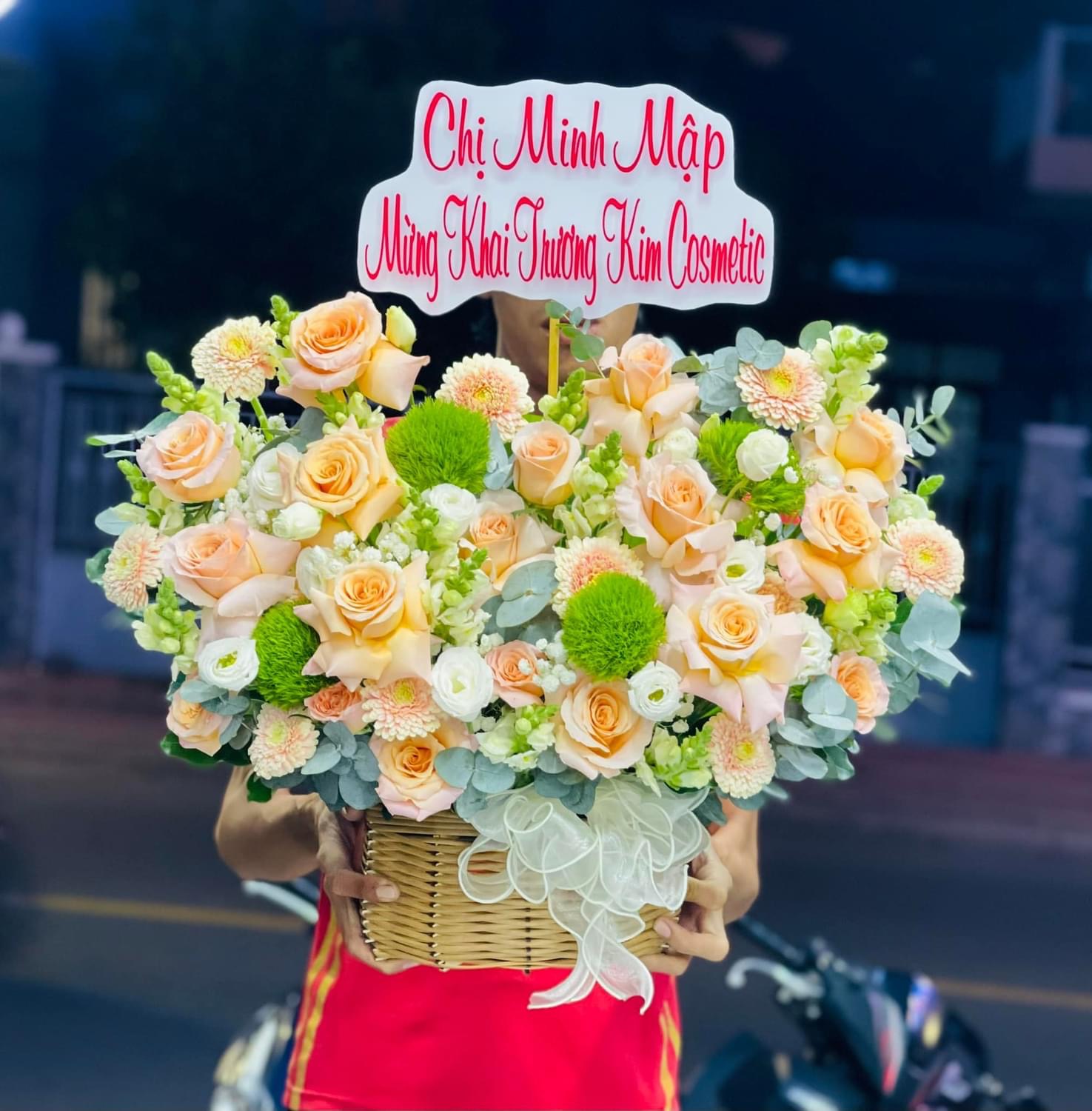 Giỏ hoa mừng khai trương tone vàng 