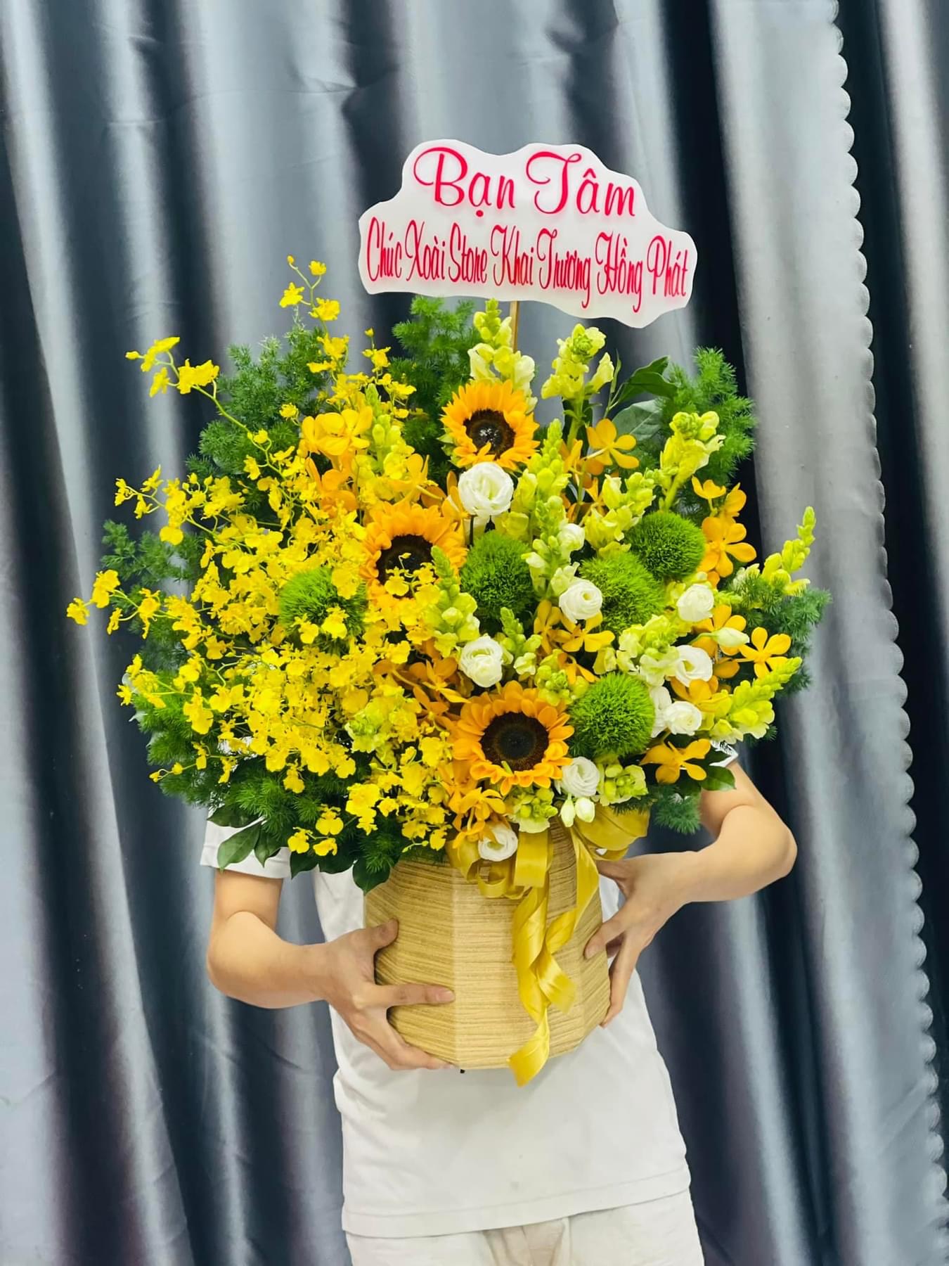 Giỏ hoa hướng dương tặng cô, lễ tổng kết 