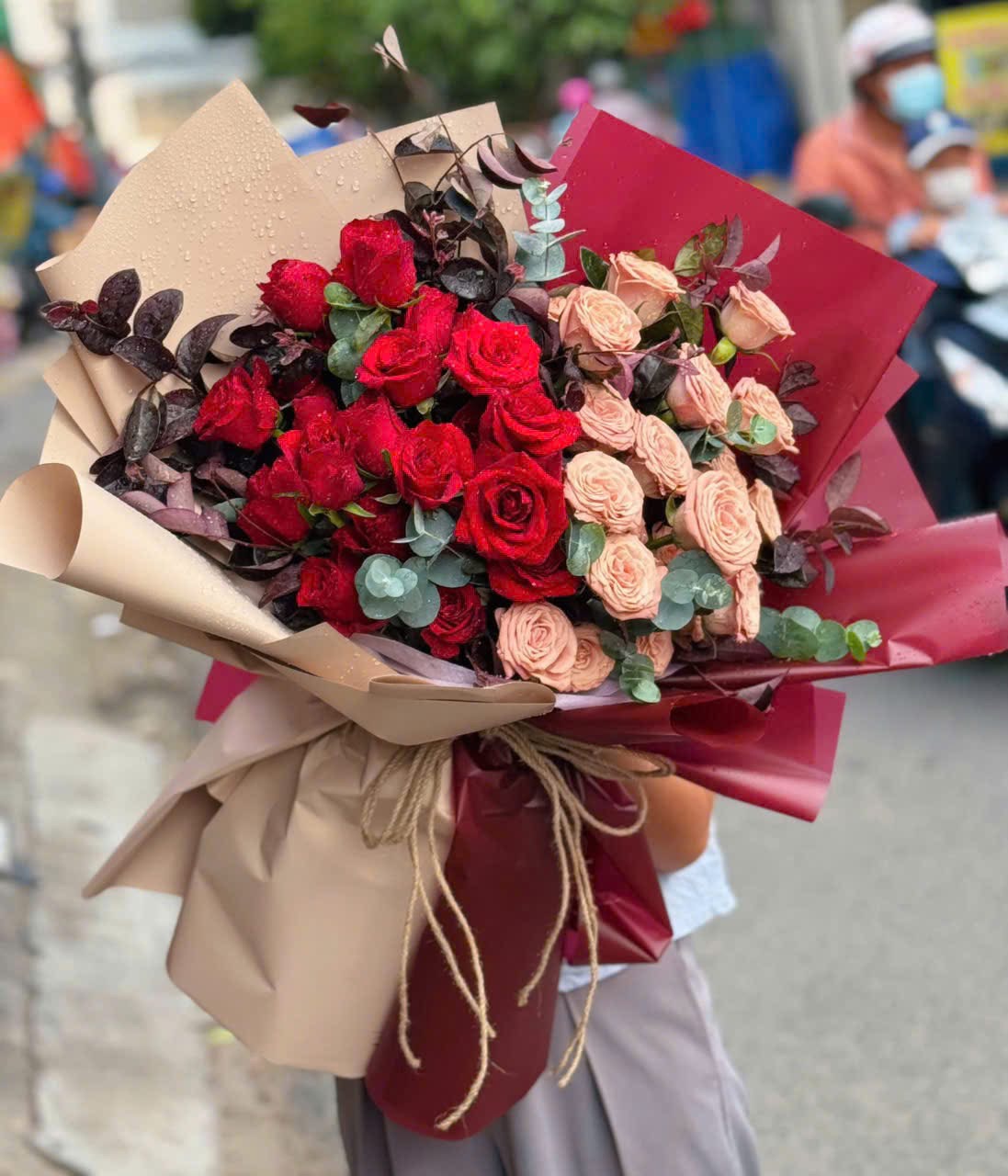 Bó hoa Hồng đỏ mix Hồng capuchino 