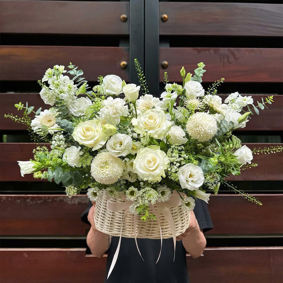 Giỏ hoa Hồng trắng mix hoa nhẹ nhàng tại Đồng Tháp, Gò Công, Tiền Giang