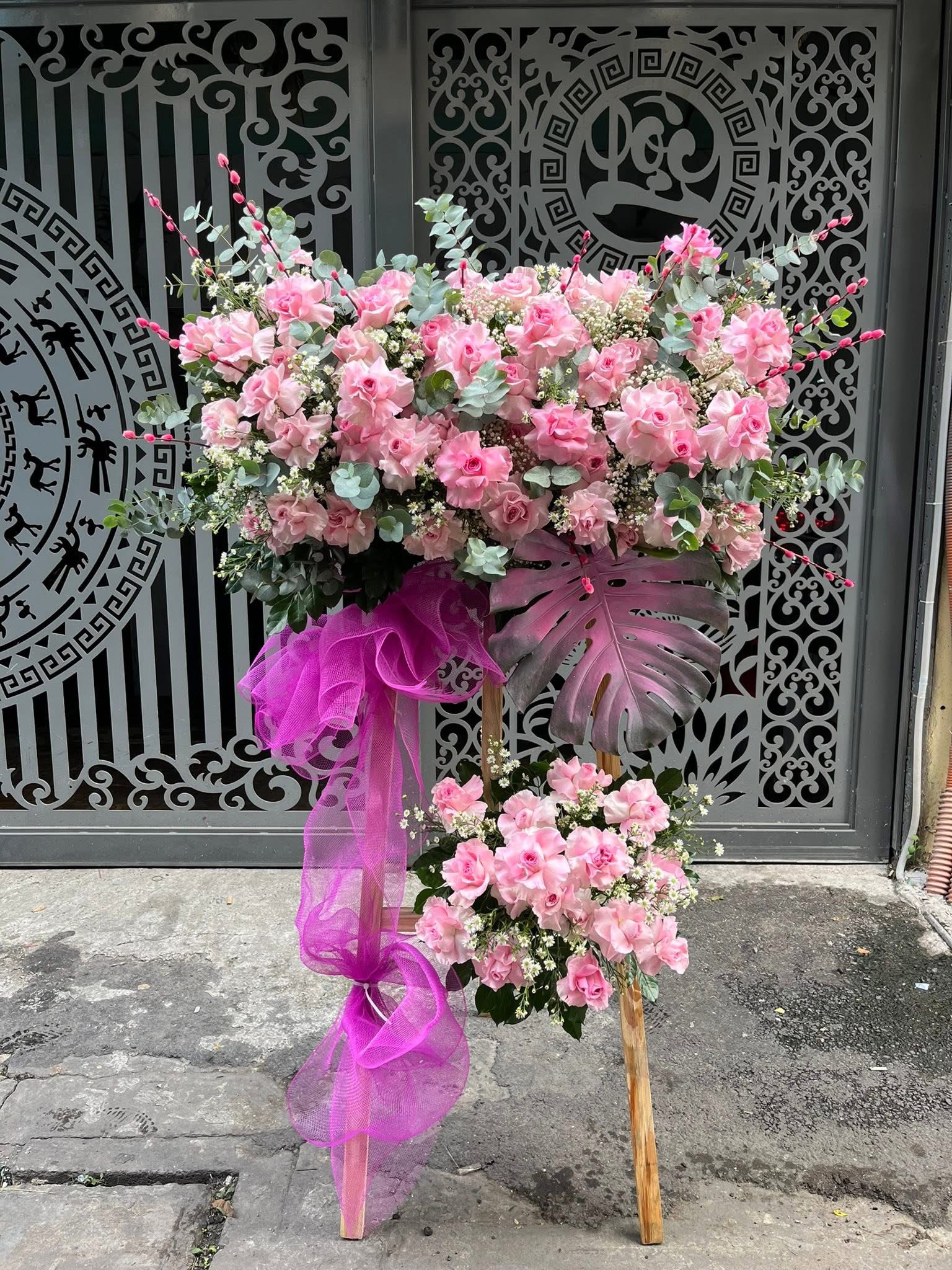 Kệ khai trương màu hồng hiện đại tại Cần Thơ, Côn Đảo