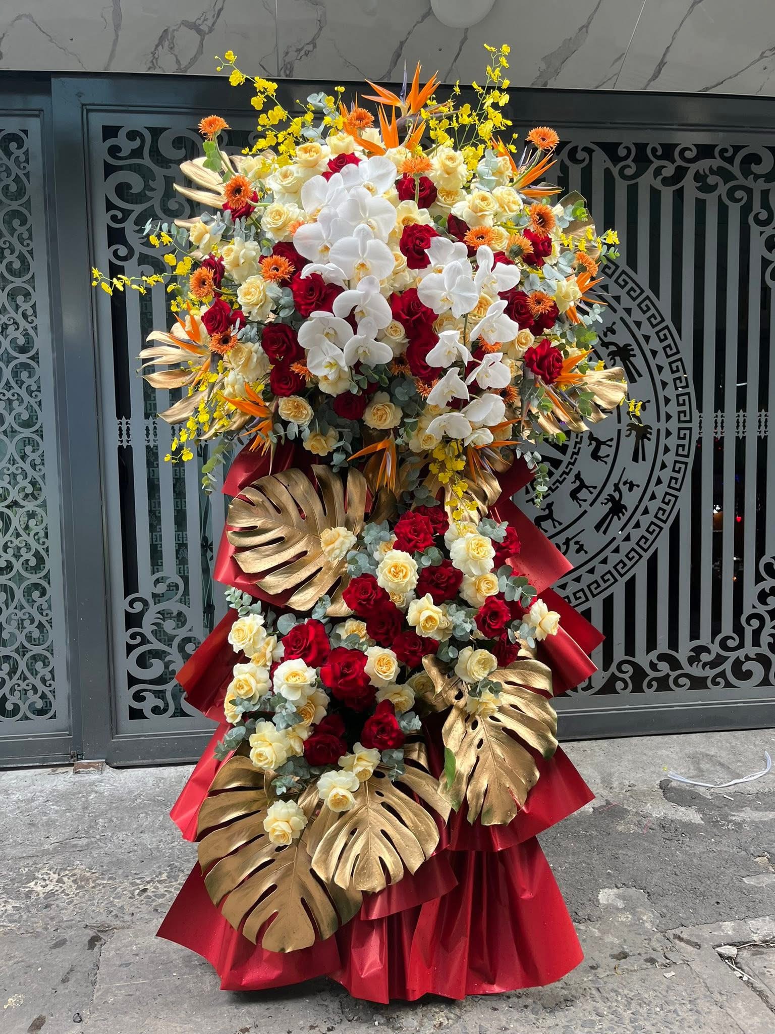Kệ hoa khai trương màu đỏ mix lan hồ điệp tại Thủ Dầu 1