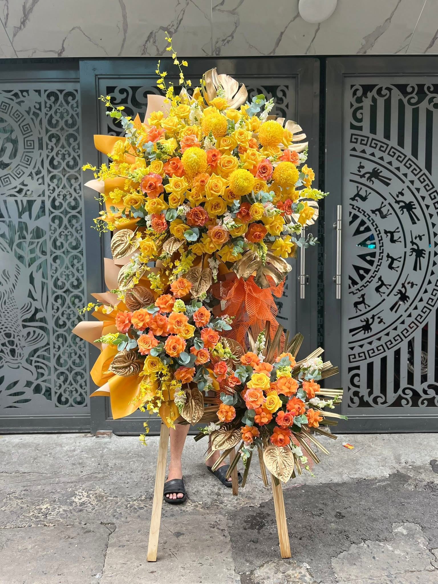 Kệ hoa khai trương vàng sang trọng tại quận 7, quận 2