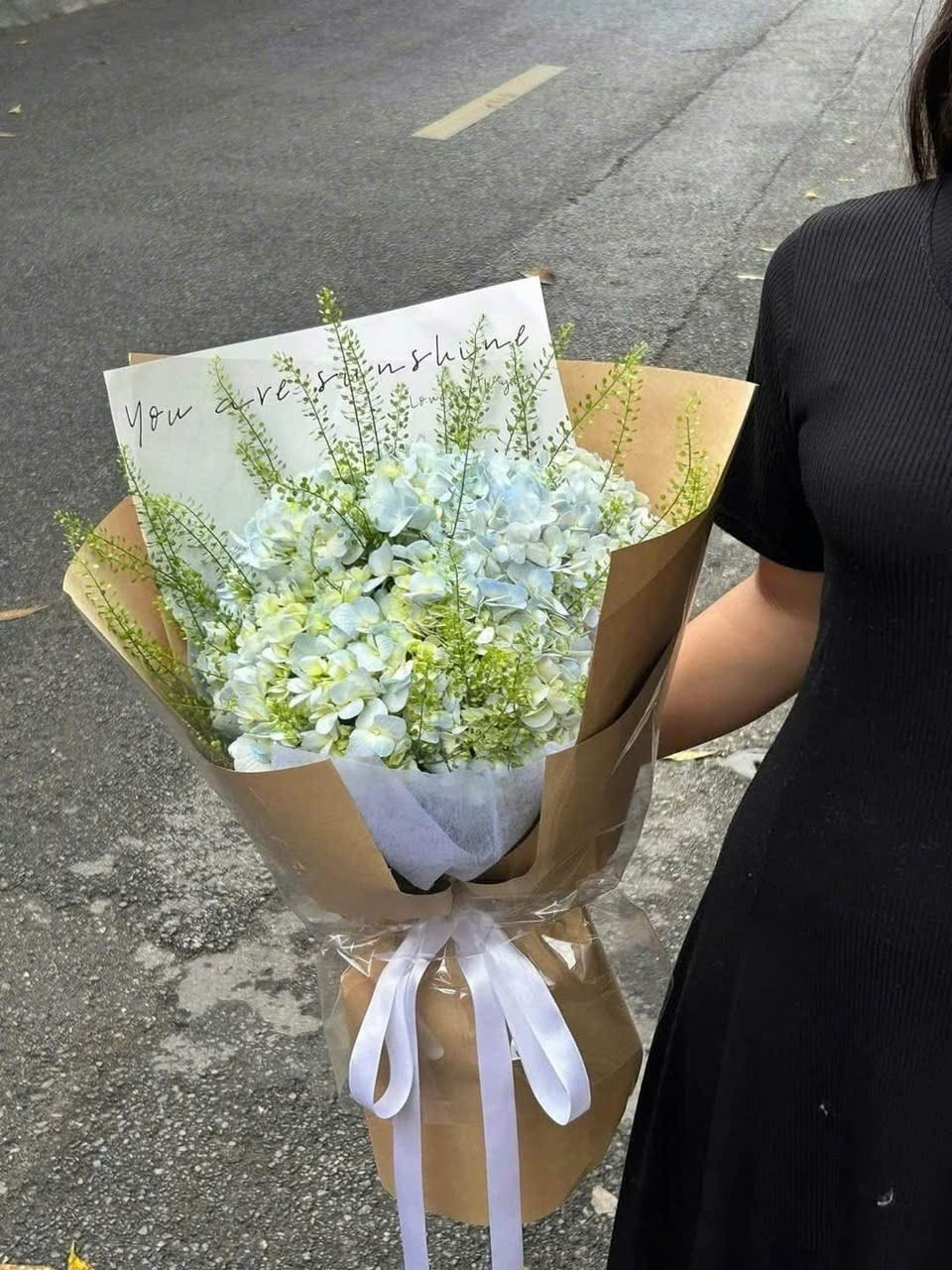 Bó hoa Cẩm Tú cầu gói giấy xi măng tại Thủ Đức 