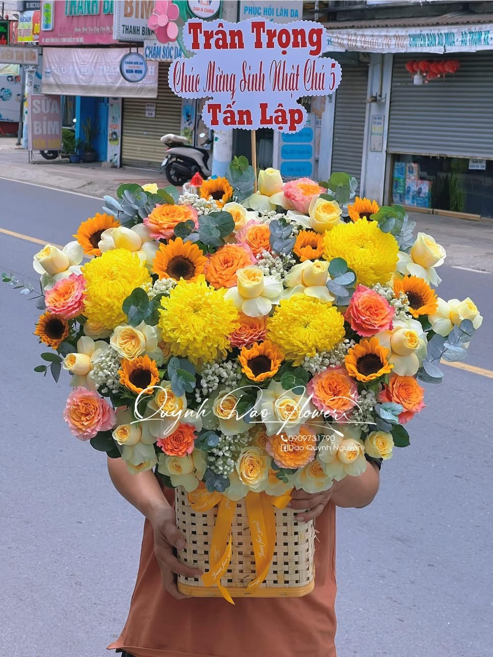 Giỏ hoa màu vàng to đẹp 
