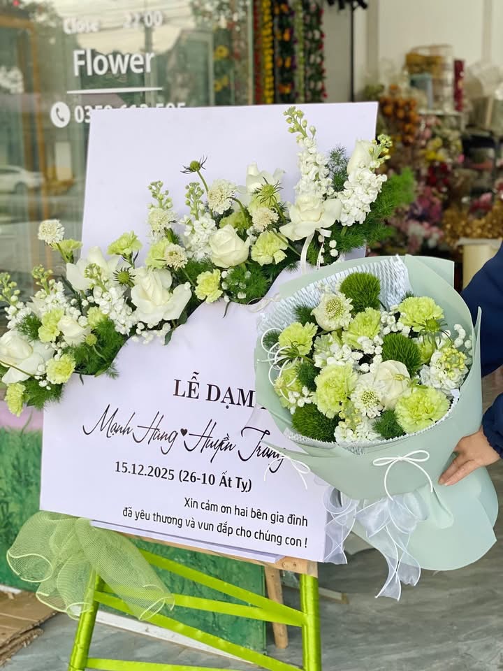 Kệ hoa dạm ngõ kèm bó hoa