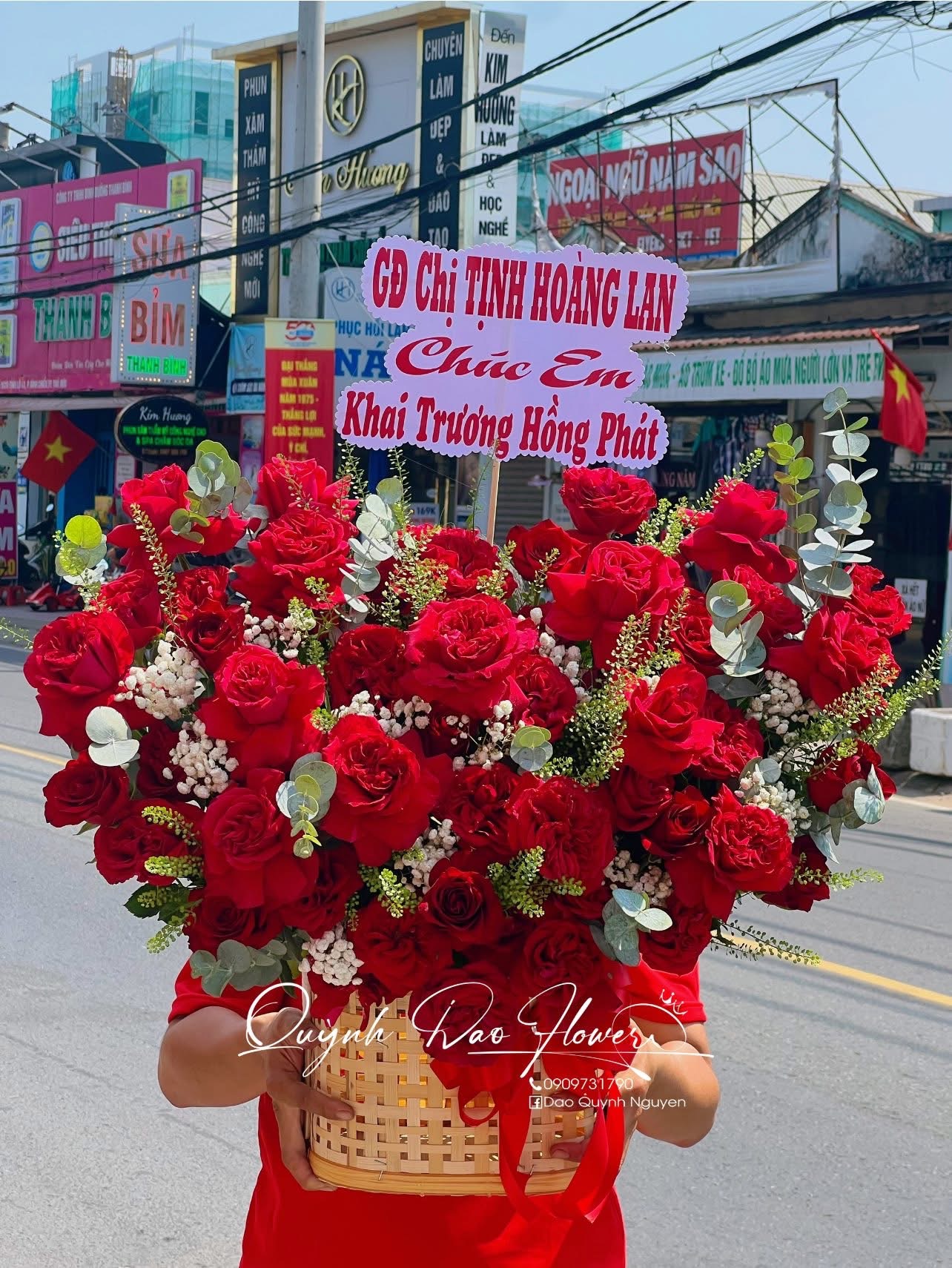 Giỏ hoa để bàn màu đỏ gần quận 12