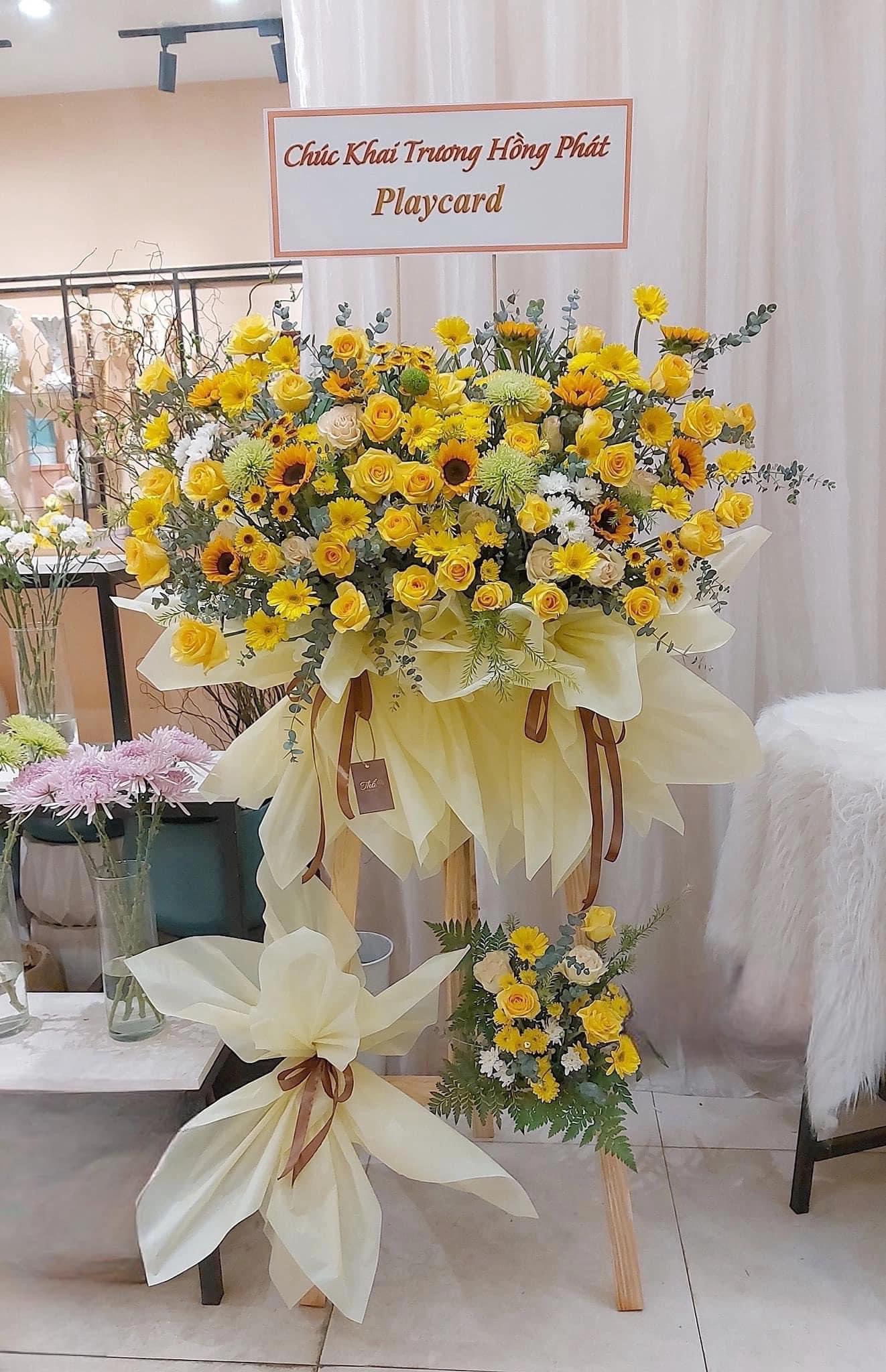 Kệ khai trương tone vàng hiện đại 