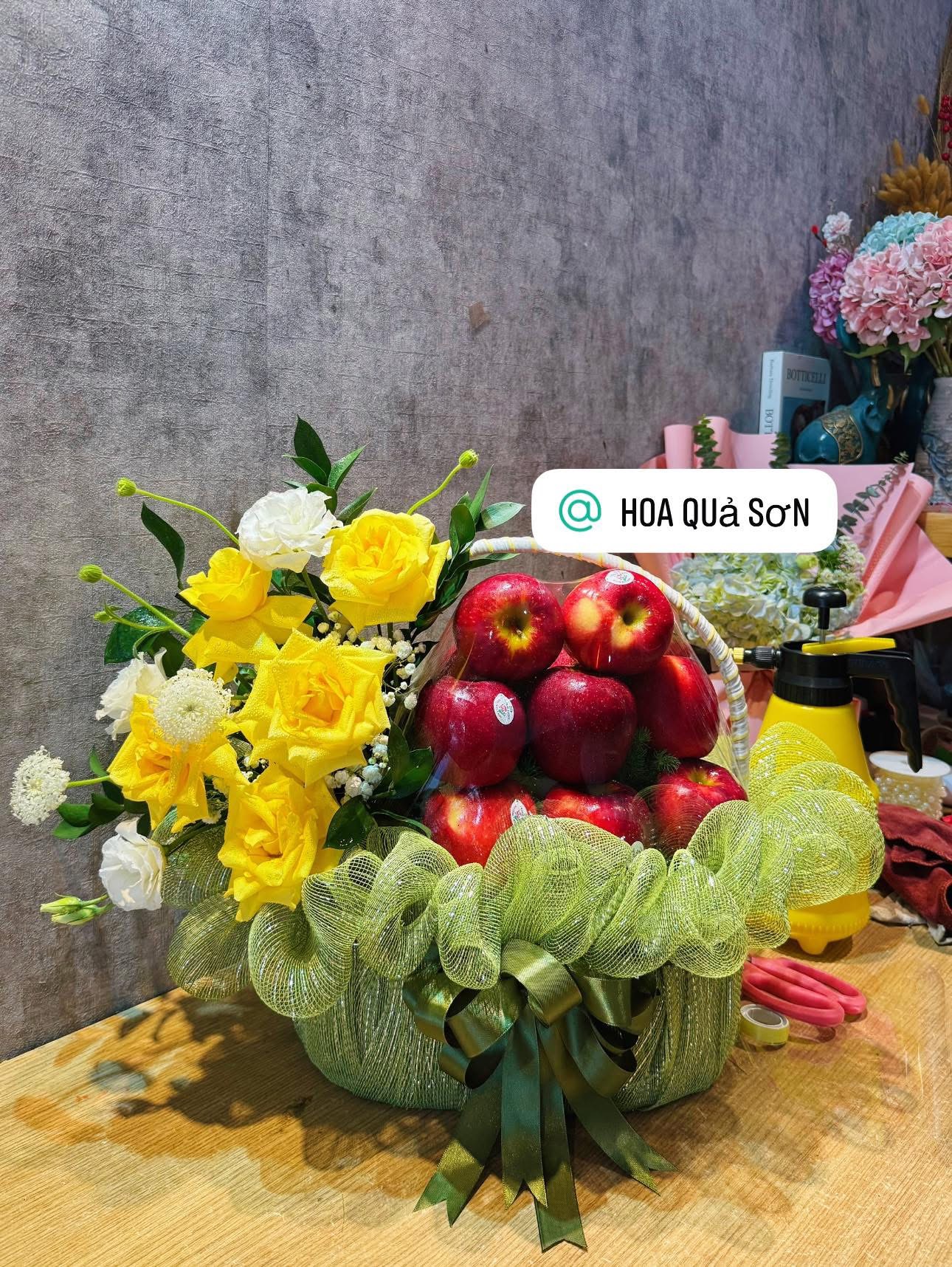 Giỏ trái cây Táo đỏ tặng khai trương, chúc mừng gần quận 2, quận 9