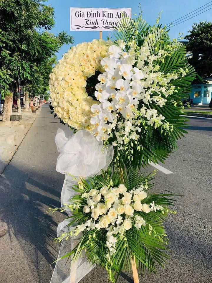 Hoa viếng to sang trọng