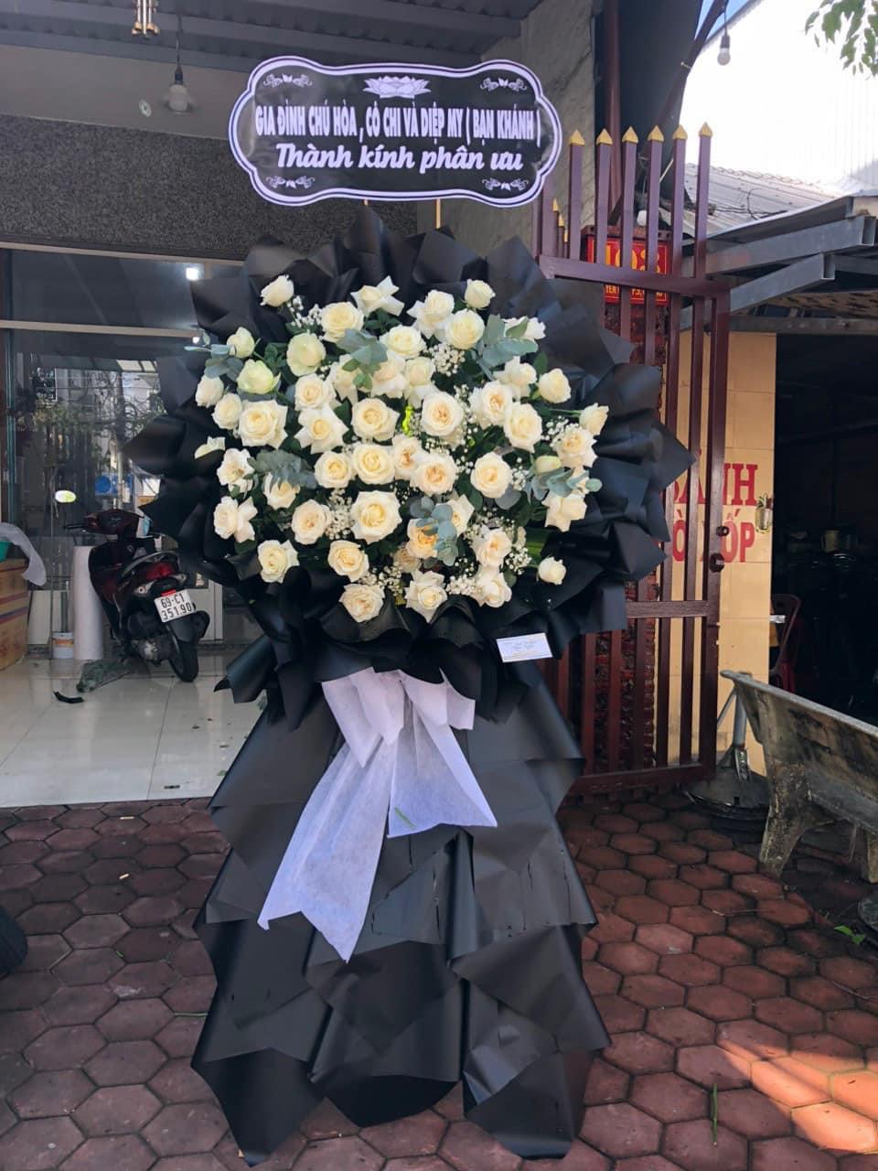 Kệ hoa chia buồn rẻ đẹp 