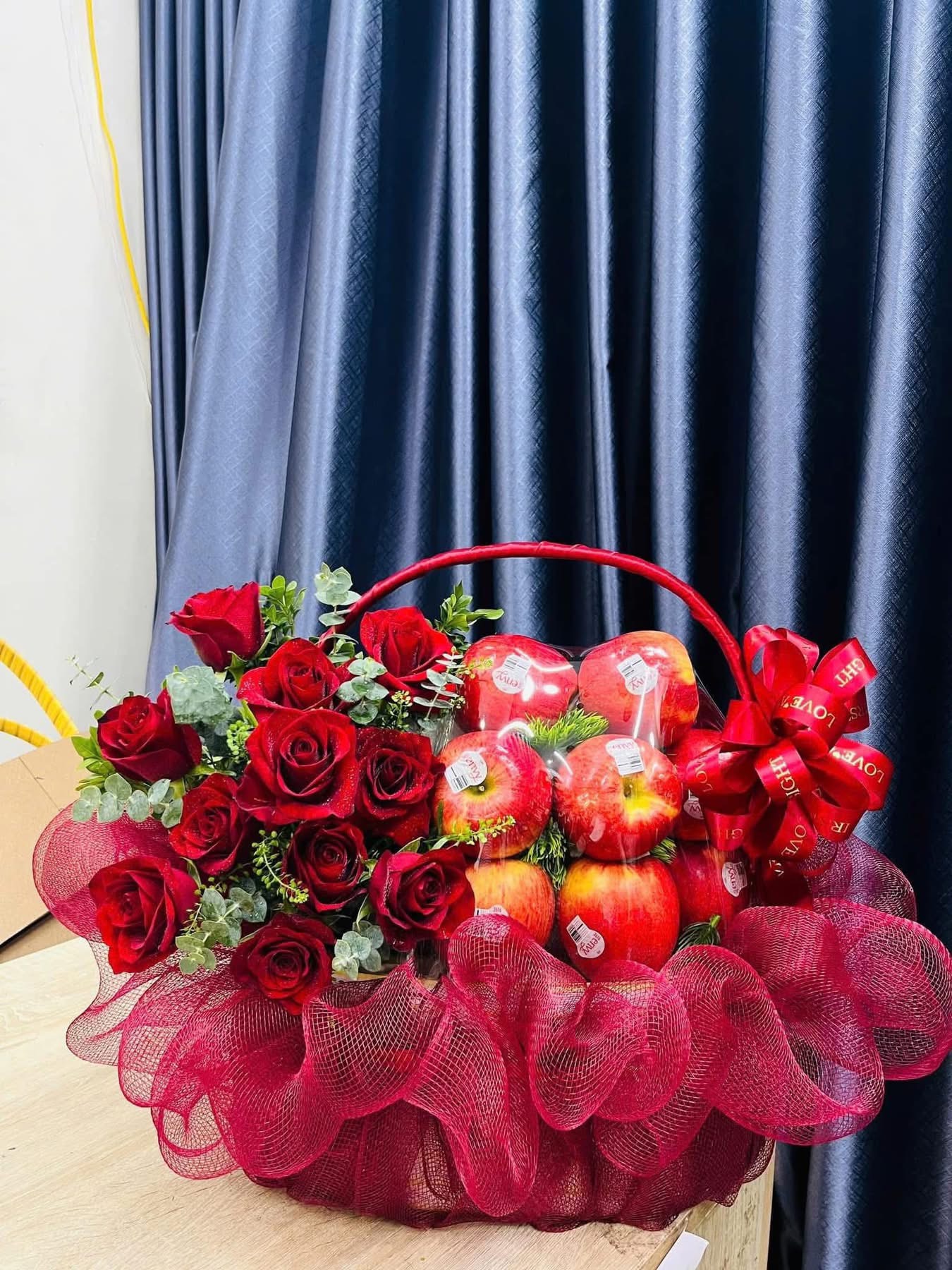 Giỏ trái cây táo đỏ