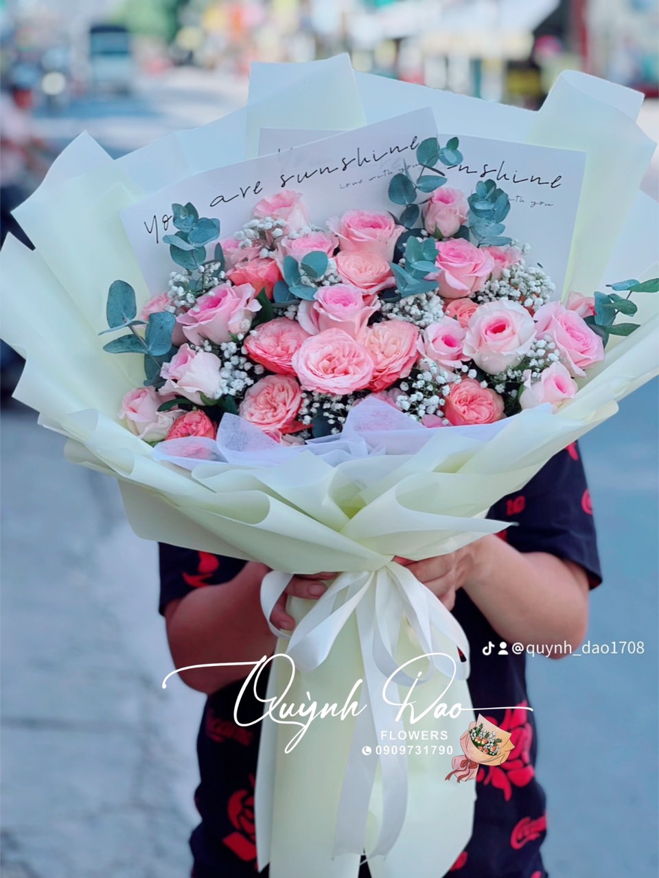 Bó hoa màu hồng tặng đồng nghiệp 