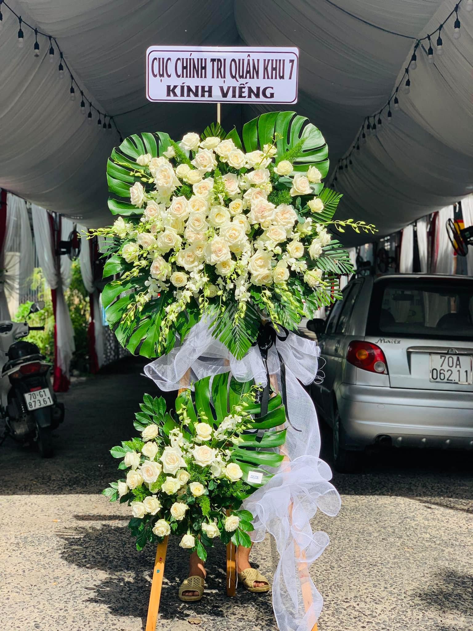 Kệ hoa chia buồn hoa hồng trắng 