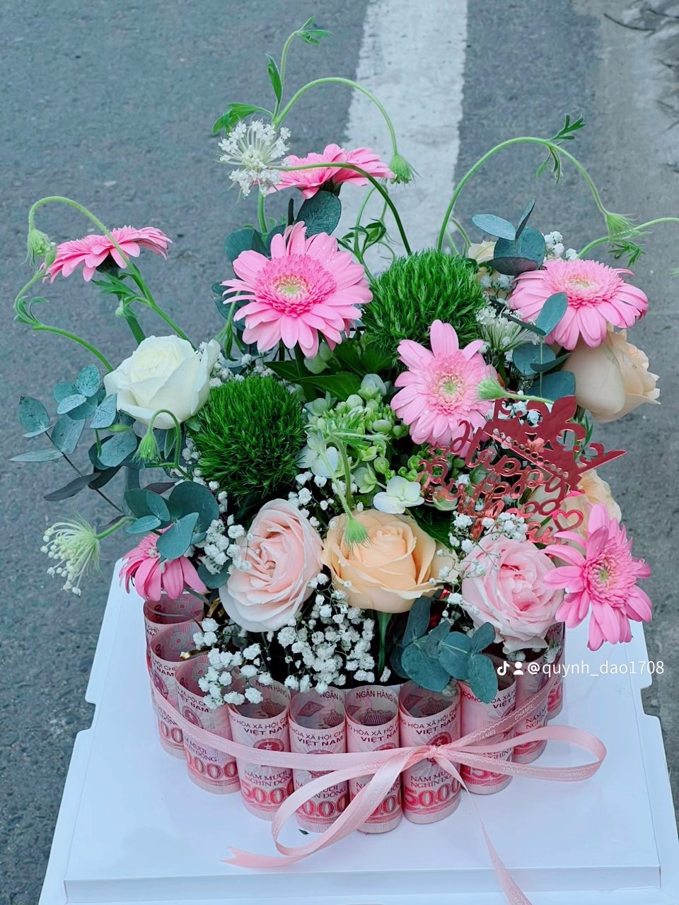 Hộp hoa bánh kèm tiền tặng người yêu 