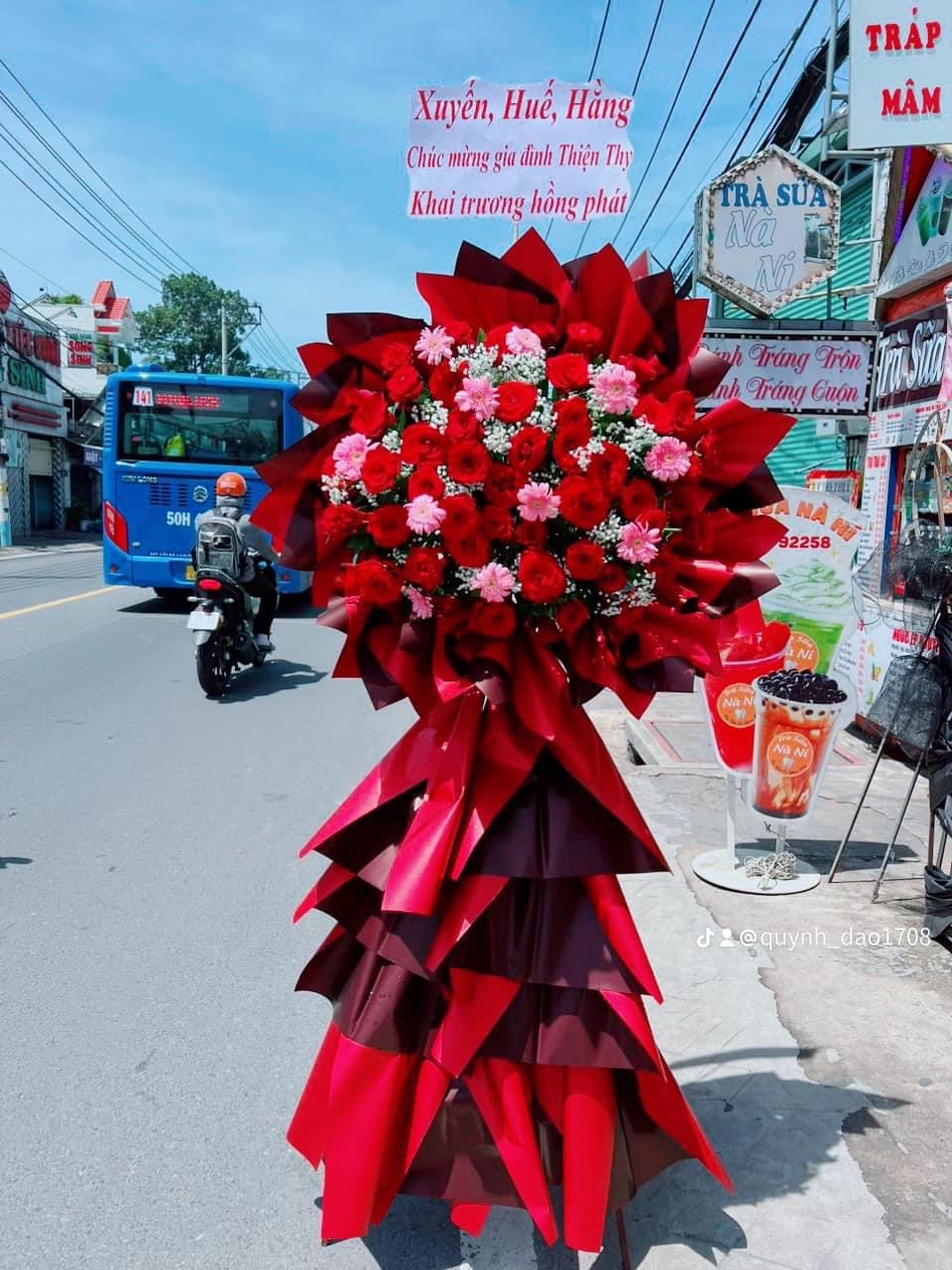 Kệ khai trương màu đỏ giá rẻ