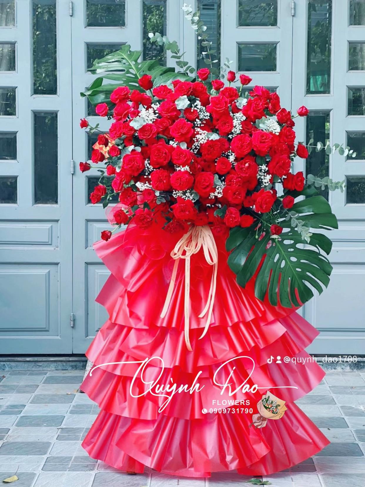 Kệ hoa tươi màu đỏ khai trương hồng phát 