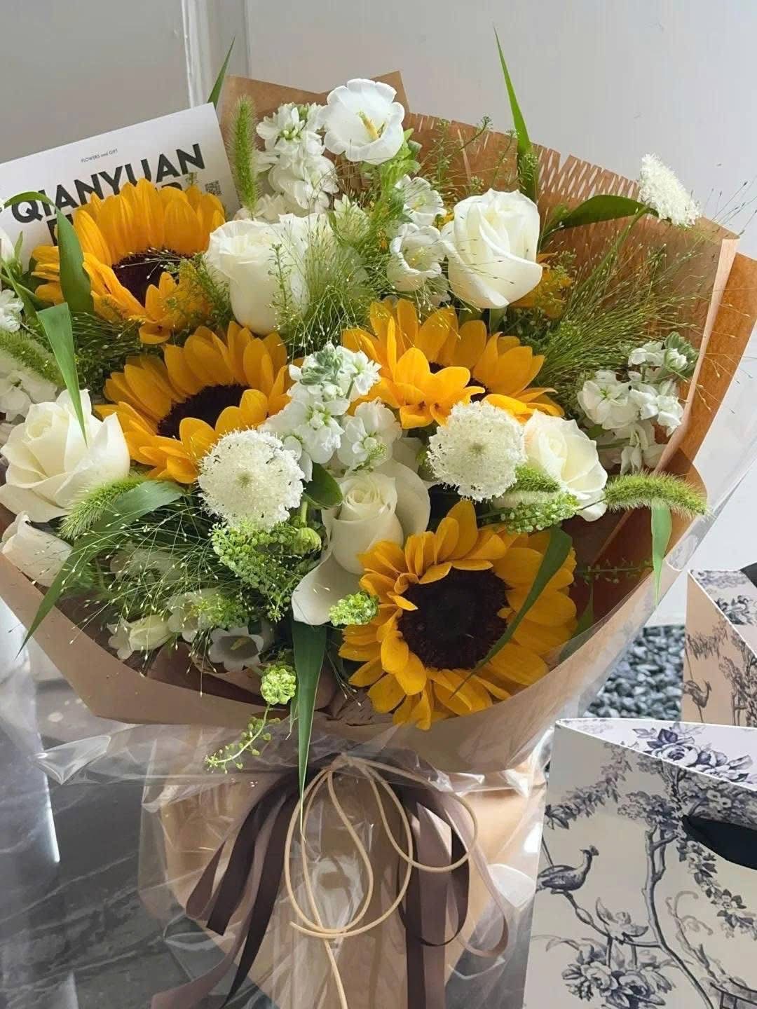 Bó hoa hướng dương mix cỏ suối 