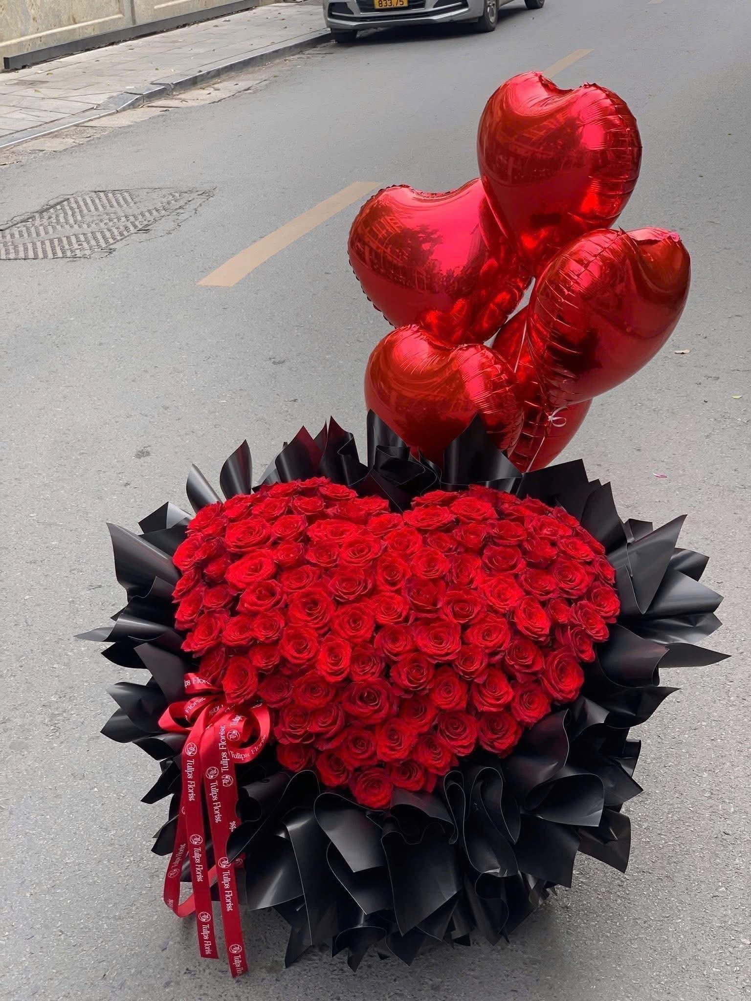 Bó hoa trai tim khổng lồ kèm bóng tim